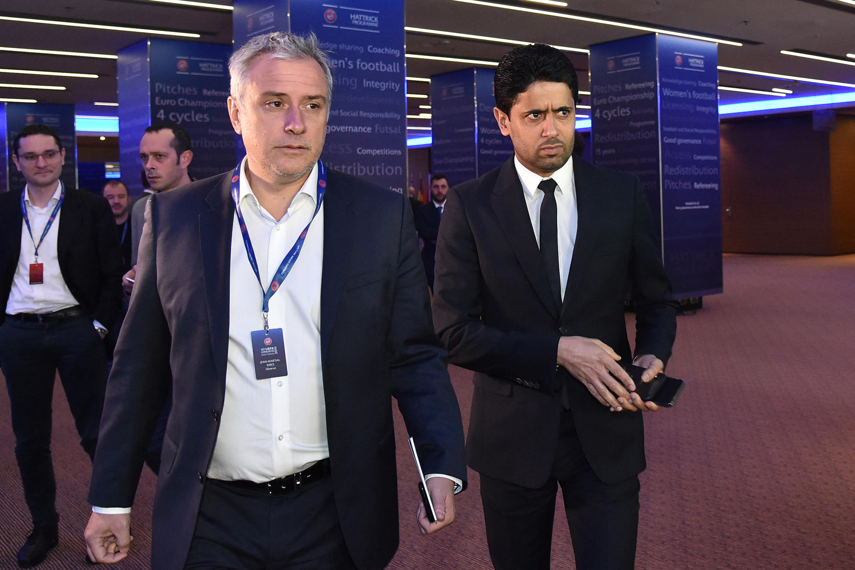 Jean-Martial Ribes (à gauche), ex-directeur de la communication du PSG, se trouve aux côtés de Nasser Al-Khelaïfi, président du club, ici en 2019. (Photo by Andreas SOLARO / AFP)