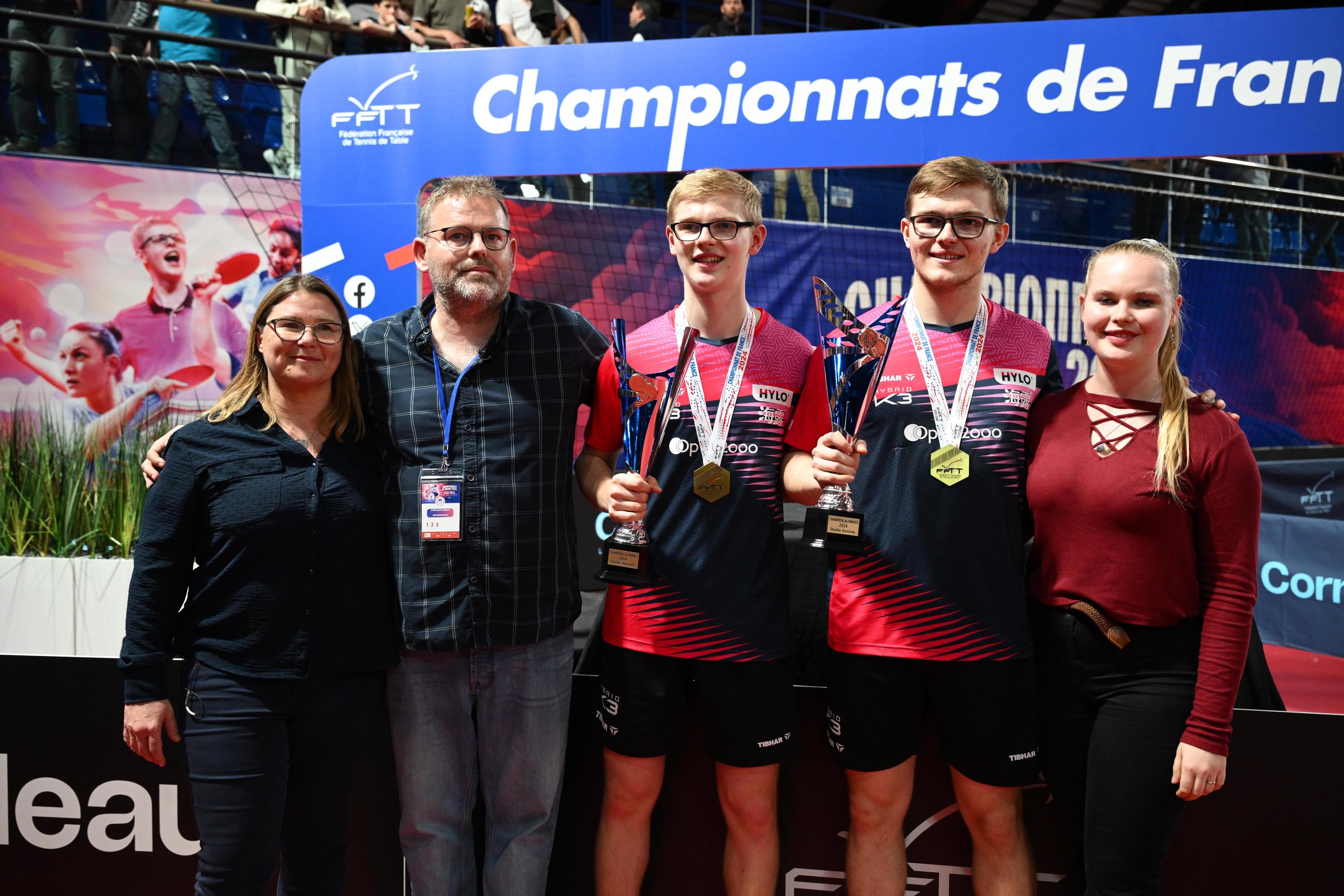 Montpellier (Hérault), mars 2024. De gauche à droite, les parents Lebrun, Dominique et Stéphane, Félix, Alexis et leur sœur Margaux, lors de la victoire en double des deux pongistes aux Championnats de France de tennis de table. Presse Sports/Alain Mounic