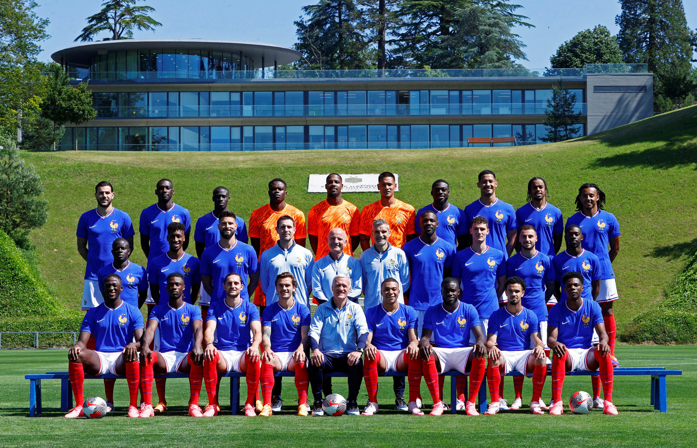 Joueurs et staff de l'équipe de France ont posé pour la photo officielle à Clairefontaine avant le début de l'Euro. Reuters/Abdul Saboor