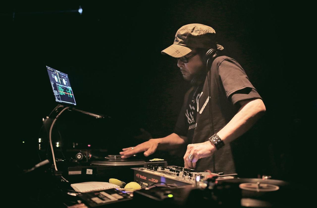 <b></b> Illustration. Légende de la scène hip-hop internationale, DJ Krush sera sur la scène de la Grange à musique.