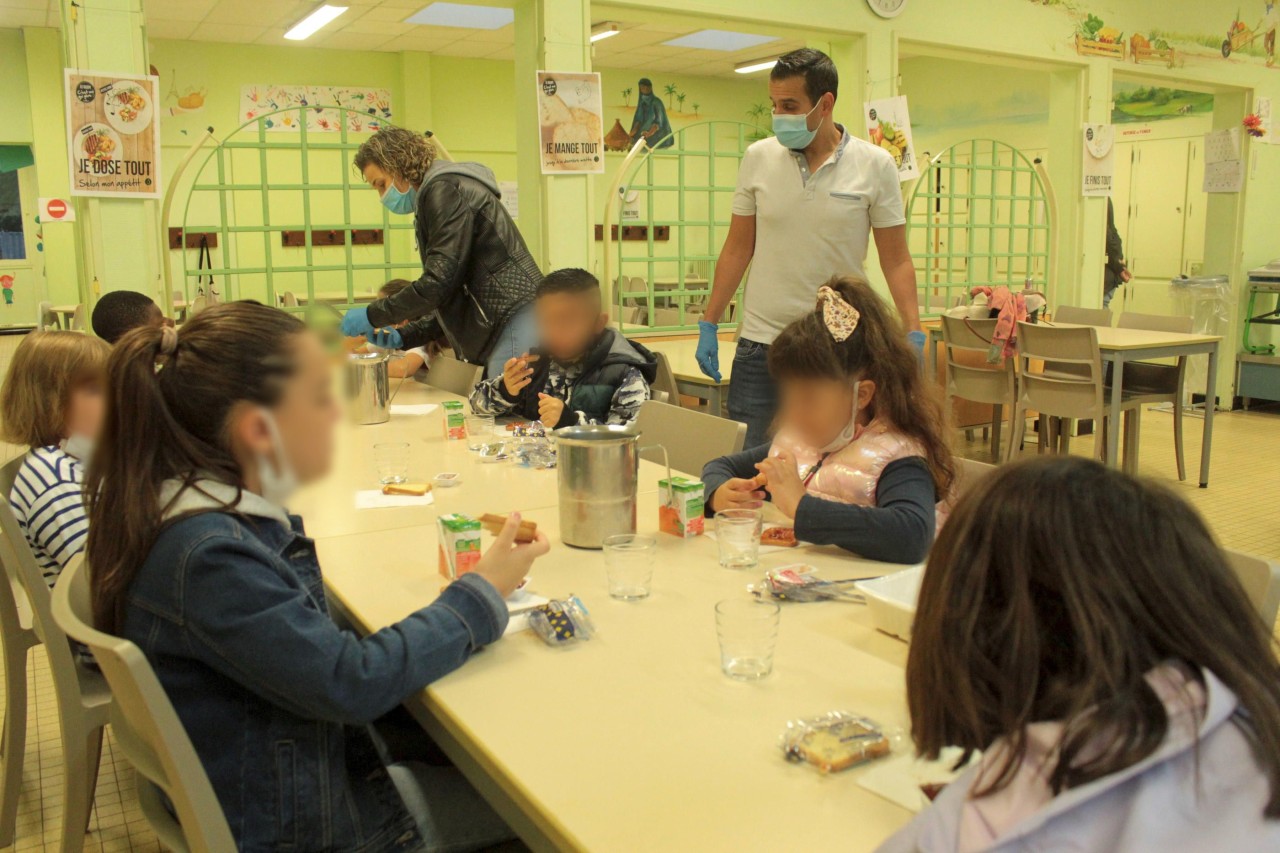 Montereau, ce lundi matin. Des petits déjeuners sont désormais servis à l'école aux enfants pour éviter, quand ils sont déposés très tôt par leurs parents, qu'ils aillent en cours le ventre vide. LP/Faustine Léo