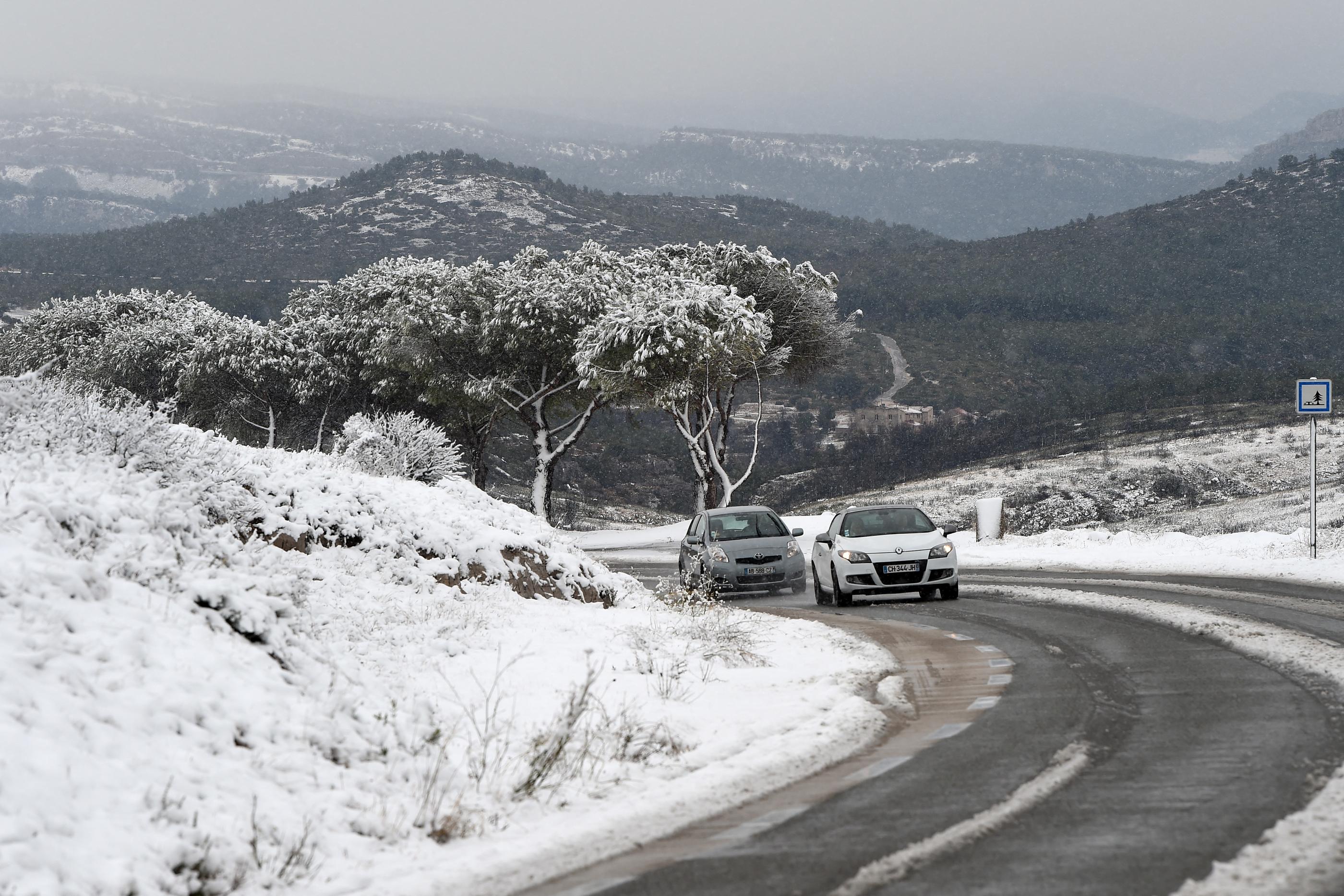 Depuis quelques jours, la neige tombe en abondance dans le sud de la France comme ici sur la route de Gineste entre Marseille et Cassis. Deux départements pyrénéens sont en vigilance orange avalanches. AFP/Anne-Christine Poujoulat