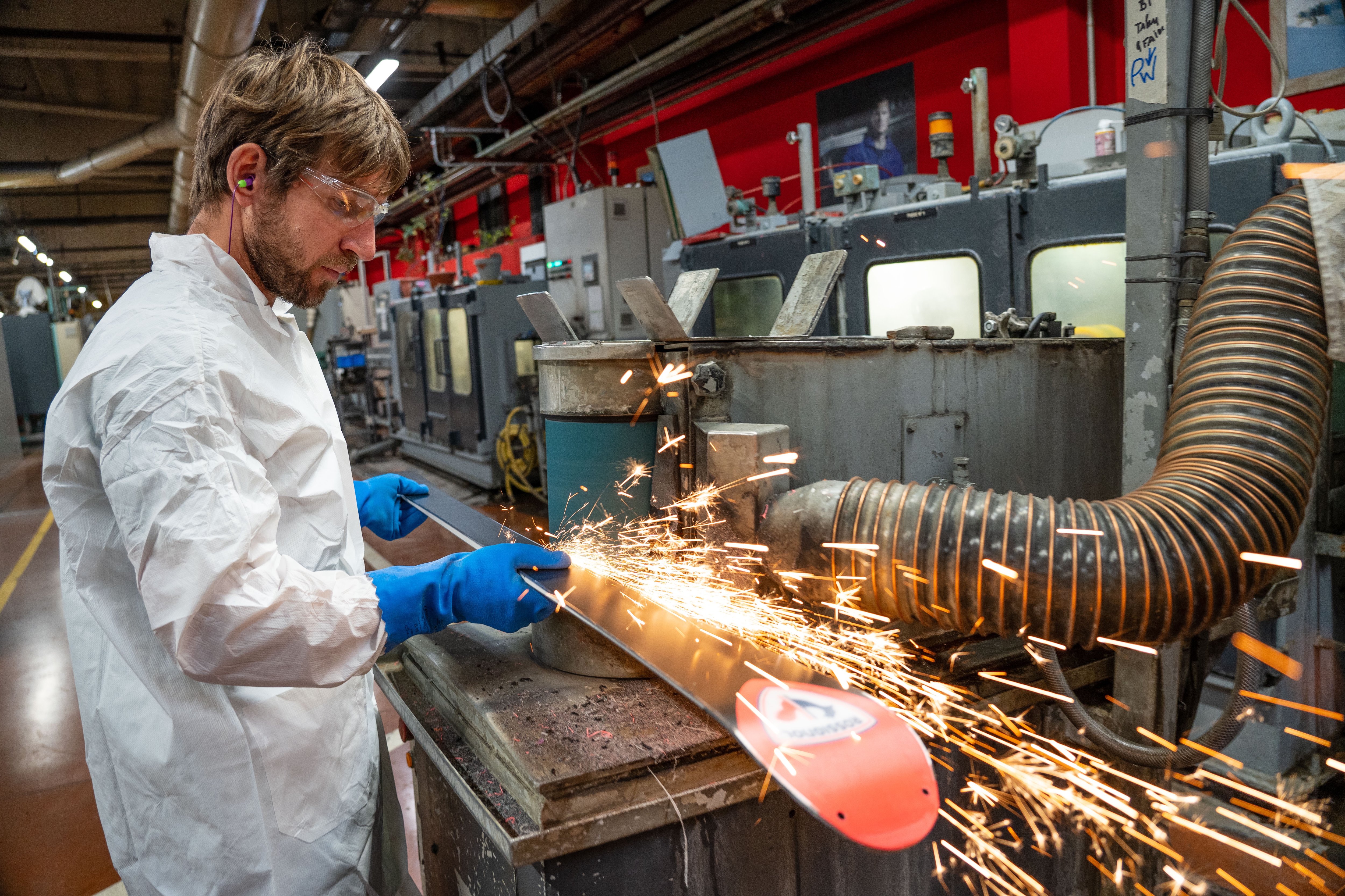 La chaîne de production de l'usine de skis Rossignol, à Sallanches (Haute-Savoie), emploie 55 personnes sur les 1250 salariés du groupe. LP/Thomas Pueyo