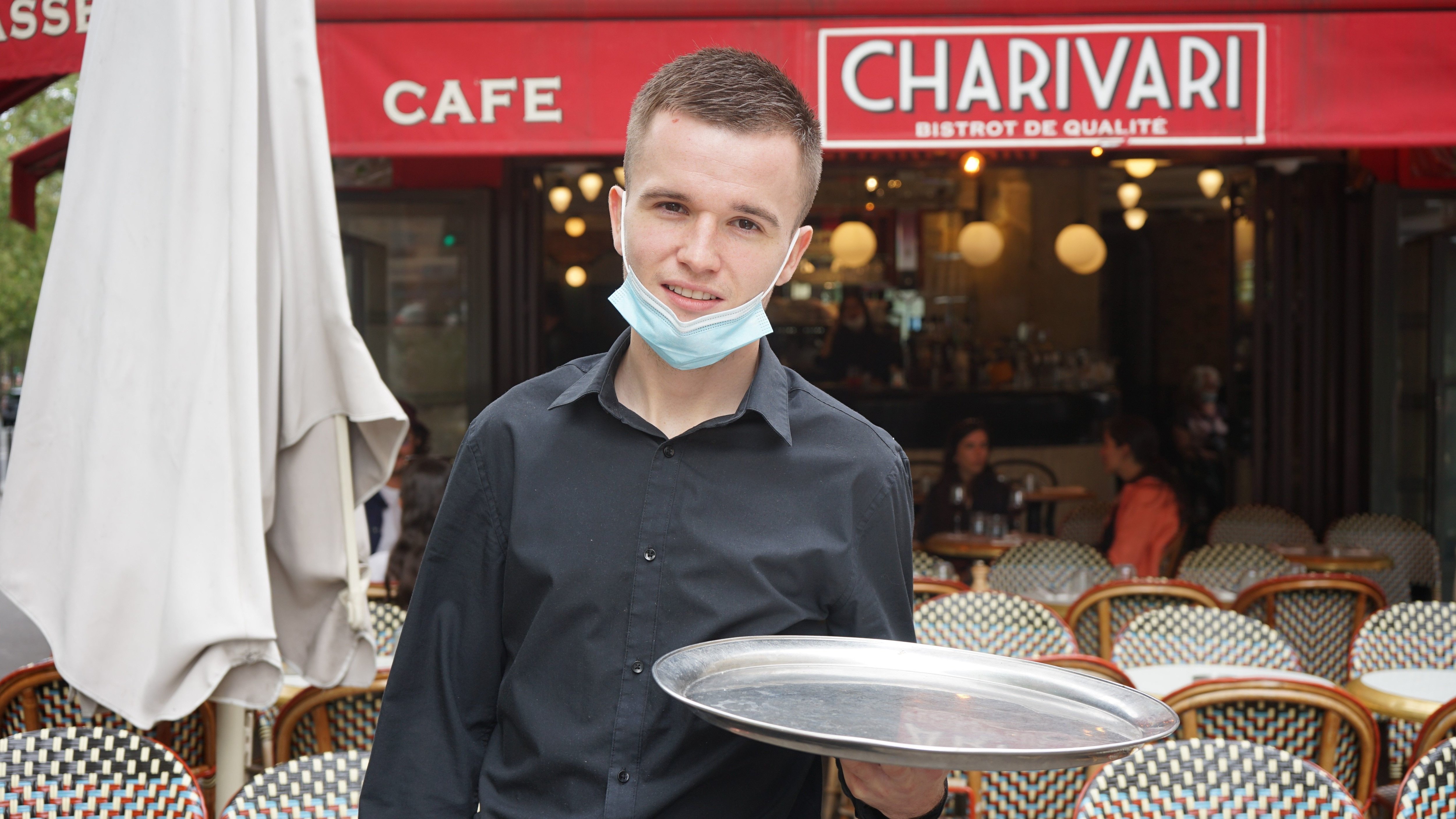 Quentin, 21 ans, originaire de Saint-Brieuc (Côtes-d’Armor), n’aurait « jamais imaginé trouver du travail au premier cv déposé dans un café ». Aujourd'hui, il travaille comme serveur au Charivari, à Paris. LP/Maxime François