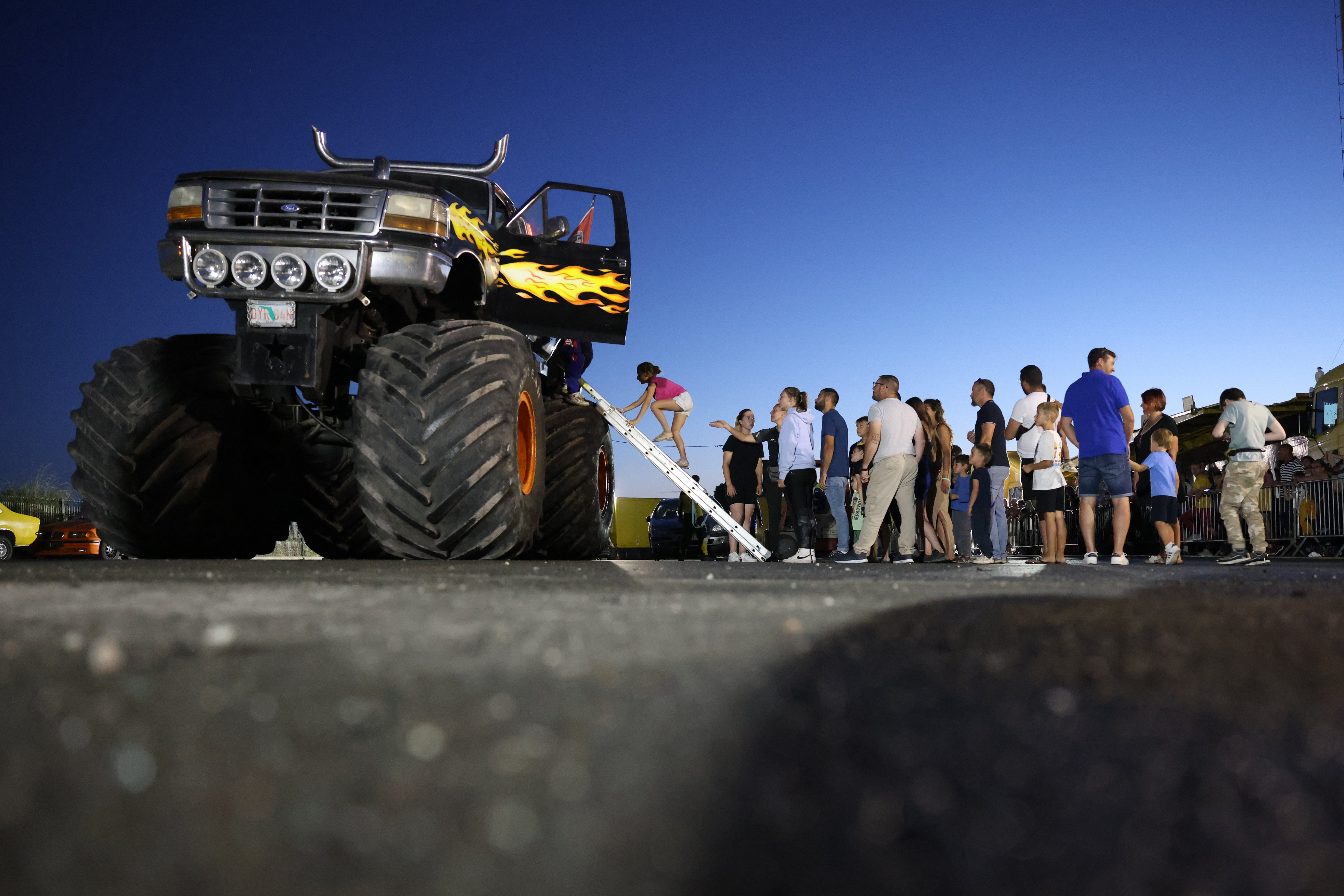 Marans (Charente-Maritime), le 28 août. Véhicules et cascades impressionnants, odeur de pneu brûlé... Les spectacles de Monster Truck plaisent à un public familial et survolté. LP/Arnaud Journois