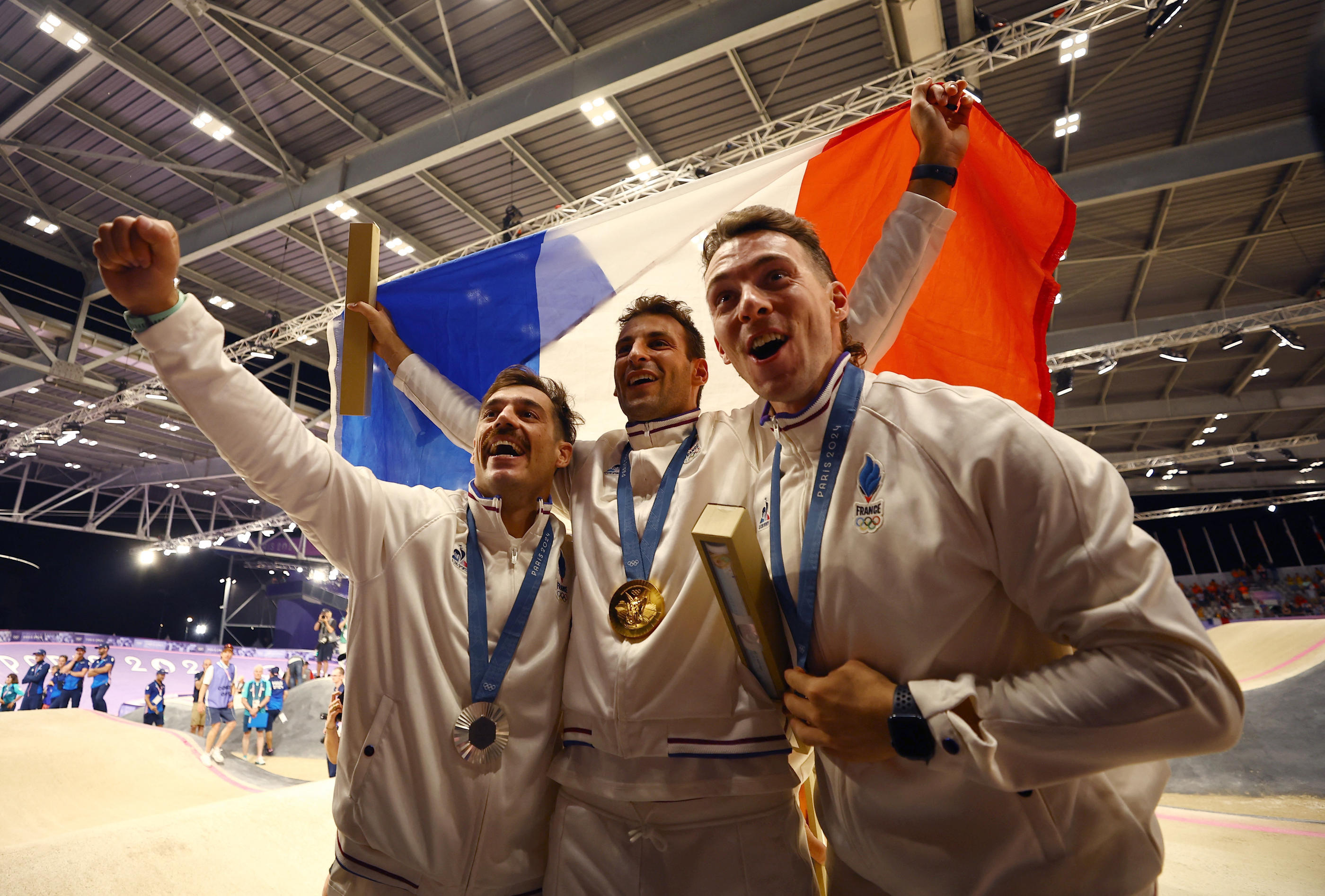 Les Français Sylvain André, Joris Daudet et Romain Mahieu ont réalisé un triplé historique en BMX race, vendredi sur la piste de Saint-Quentin-en-Yvelines. REUTERS/Agustin Marcarian