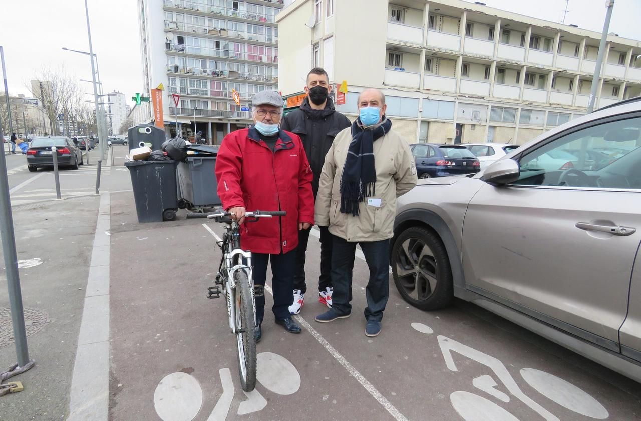 <b></b> Sarcelles, mardi 26 janvier 2021. Hedy Labaied, président de l’Amicale des locataires sarcellois (à gauche) travaille avec la mairie pour sécuriser les pistes cyclables.