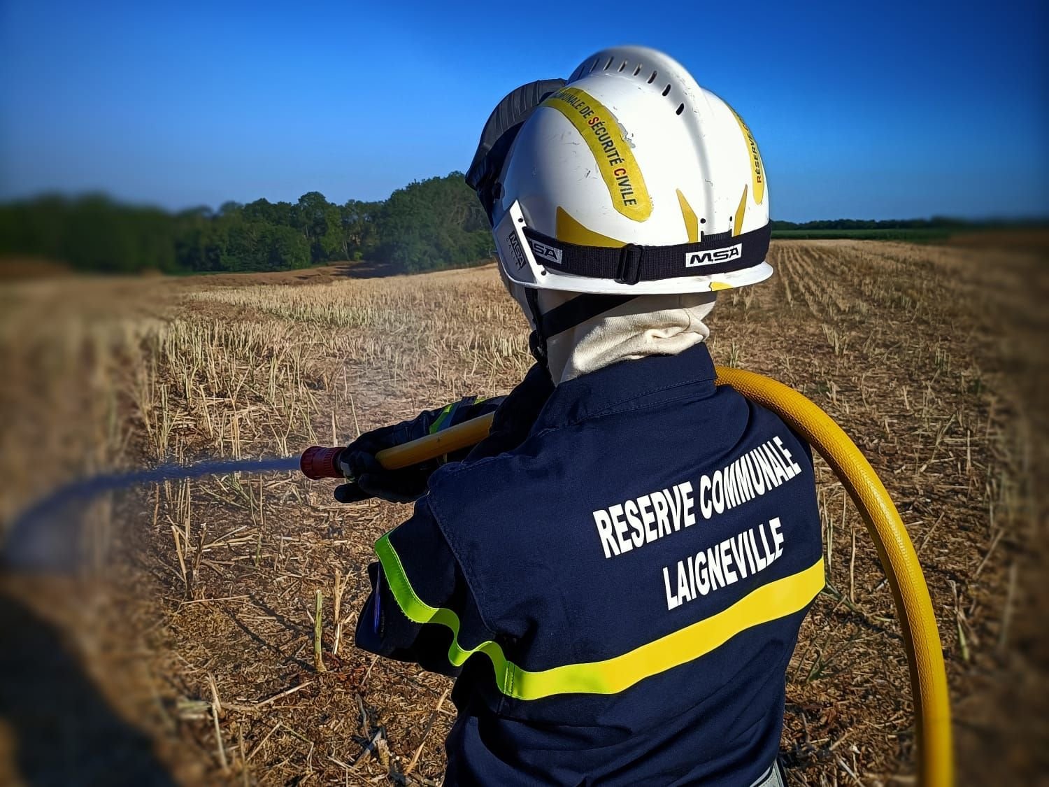 Laigneville (Oise), été 2022. Les bénévoles de la réserve communale ont aidé les agriculteurs à lutter contre les feux de champs pendant la moisson. DR
