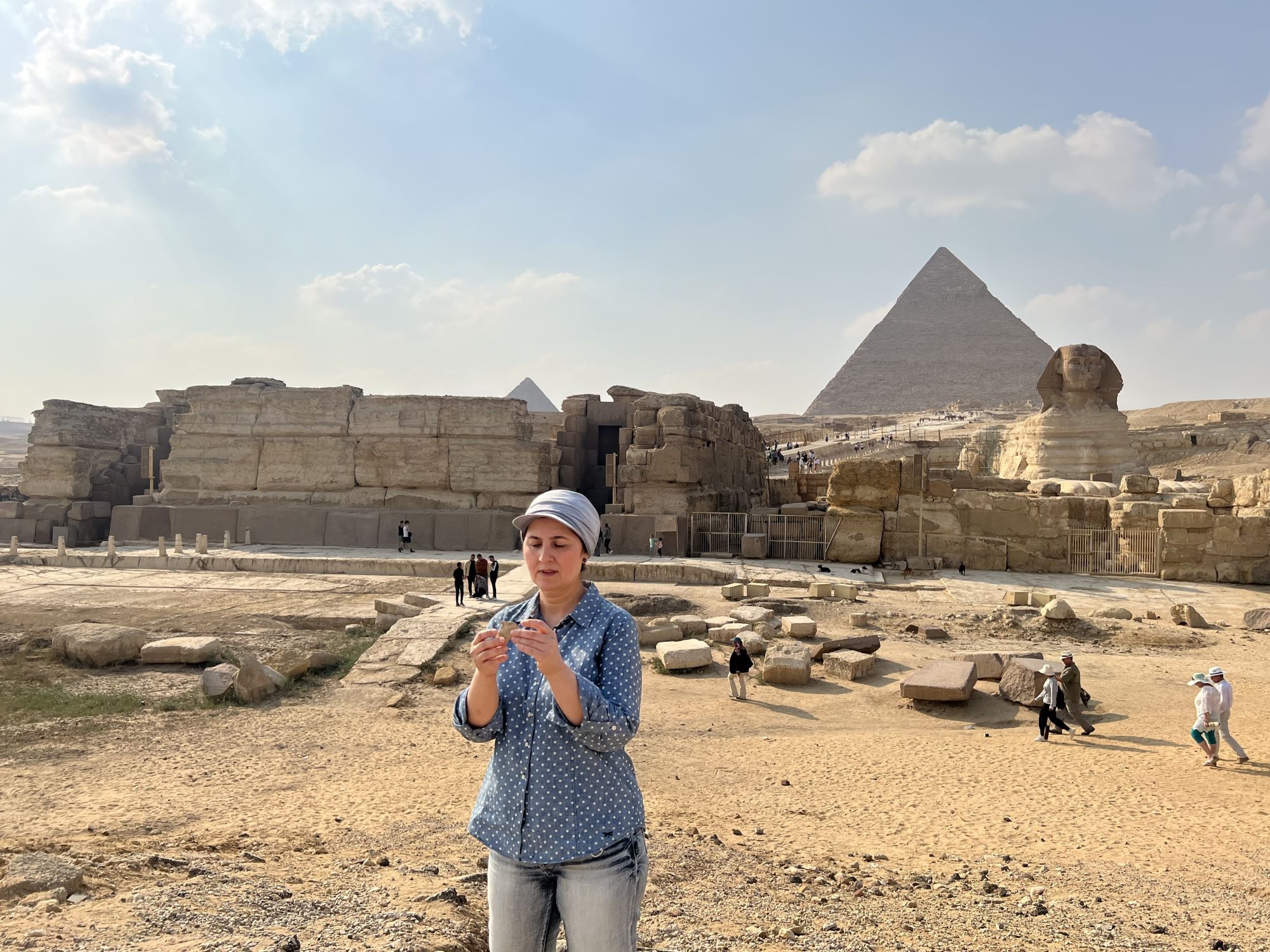 La chercheuse Eman Ghoneim examine un terrain où aurait autrefois coulé le Nil, près des pyramides et du Sphinx, à Gizeh, en Égypte. Droit Eman Ghoneim
