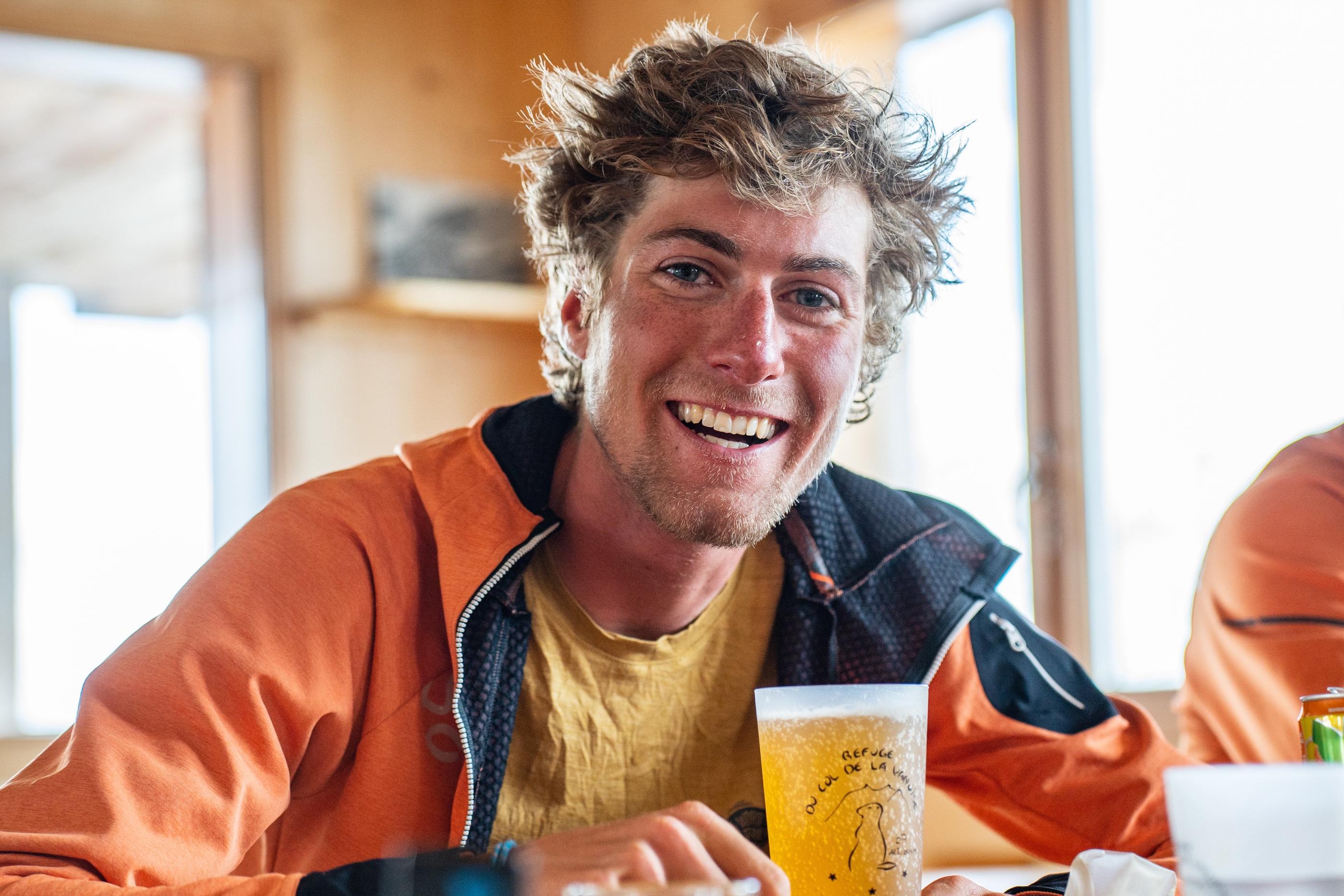 En avril dernier, Esteban Olivero souriait à la vie devant une bière au Refuge de la Vanoise après une grande journée de ski alpinisme. Il a perdu la vie lors d'une chute sur un glacier du massif des Écrins. LP/Thomas Pueyo
