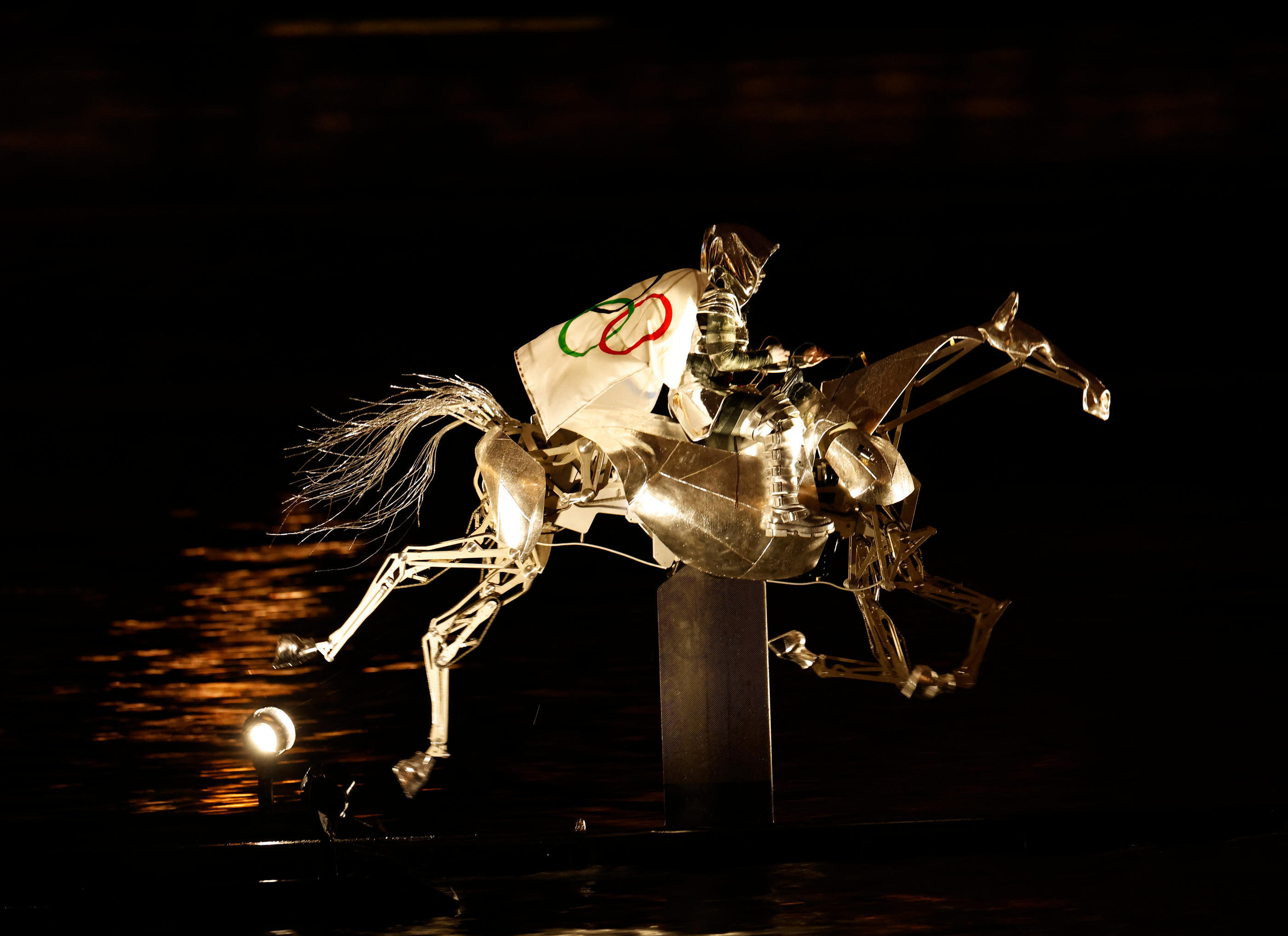 Le 26 juillet, lors de la cérémonie d'ouverture, le cheval métallique a remonté la Seine sur 6 kilomètres, sous les yeux ébahis des spectateurs. REUTERS/Adnan Abidi