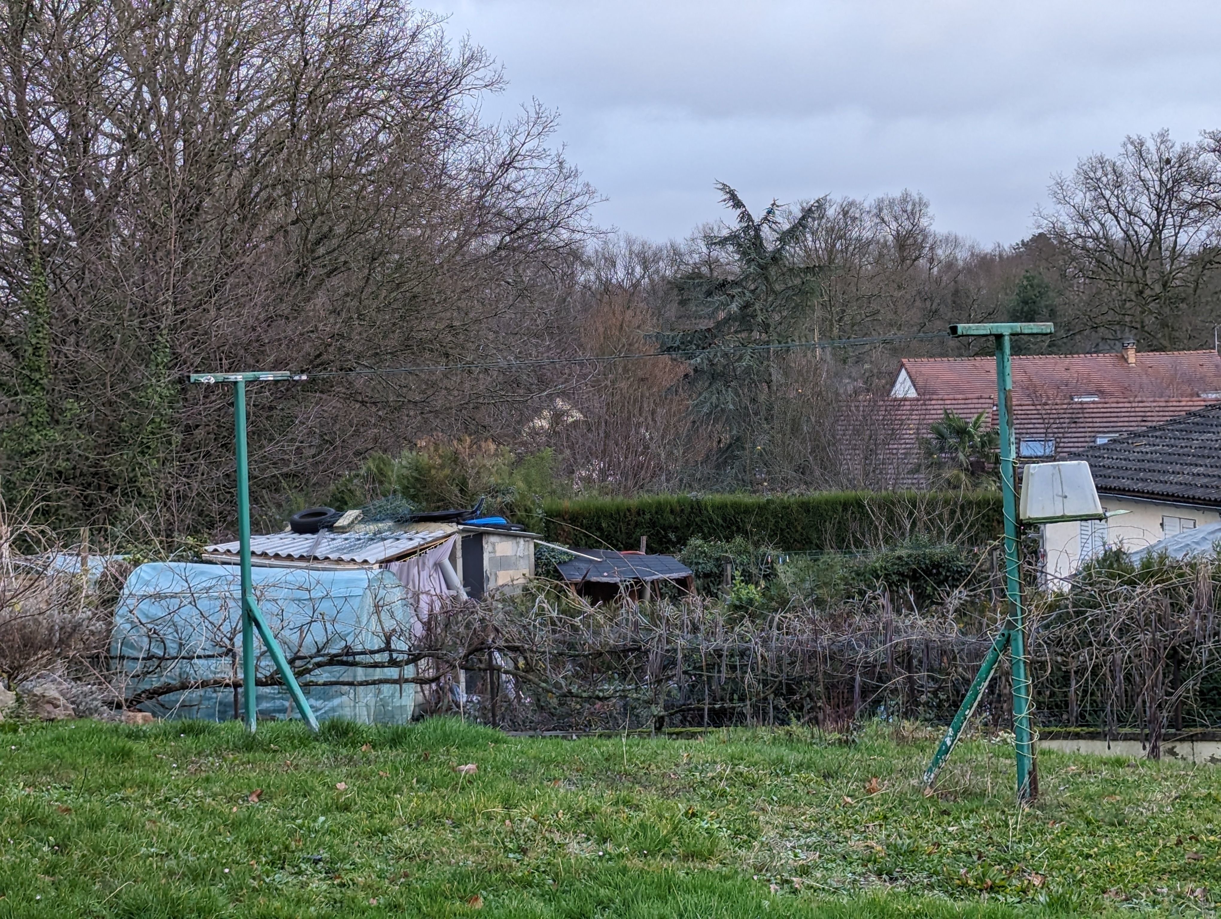 Des os humains ont été découverts à Limoges, le 31 décembre 2023, dans un cabanon au fond d'un jardin, dans le quartier de Beaubreuil. LP/Franck Lagier