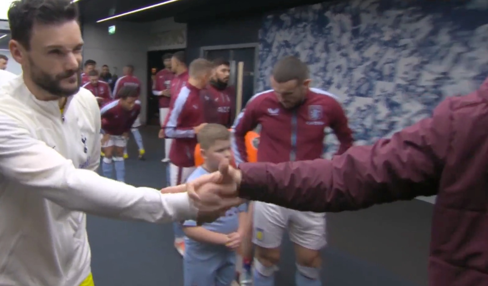 La poignée de main entre Hugo Lloris et Emiliano Martinez. Capture d'écran