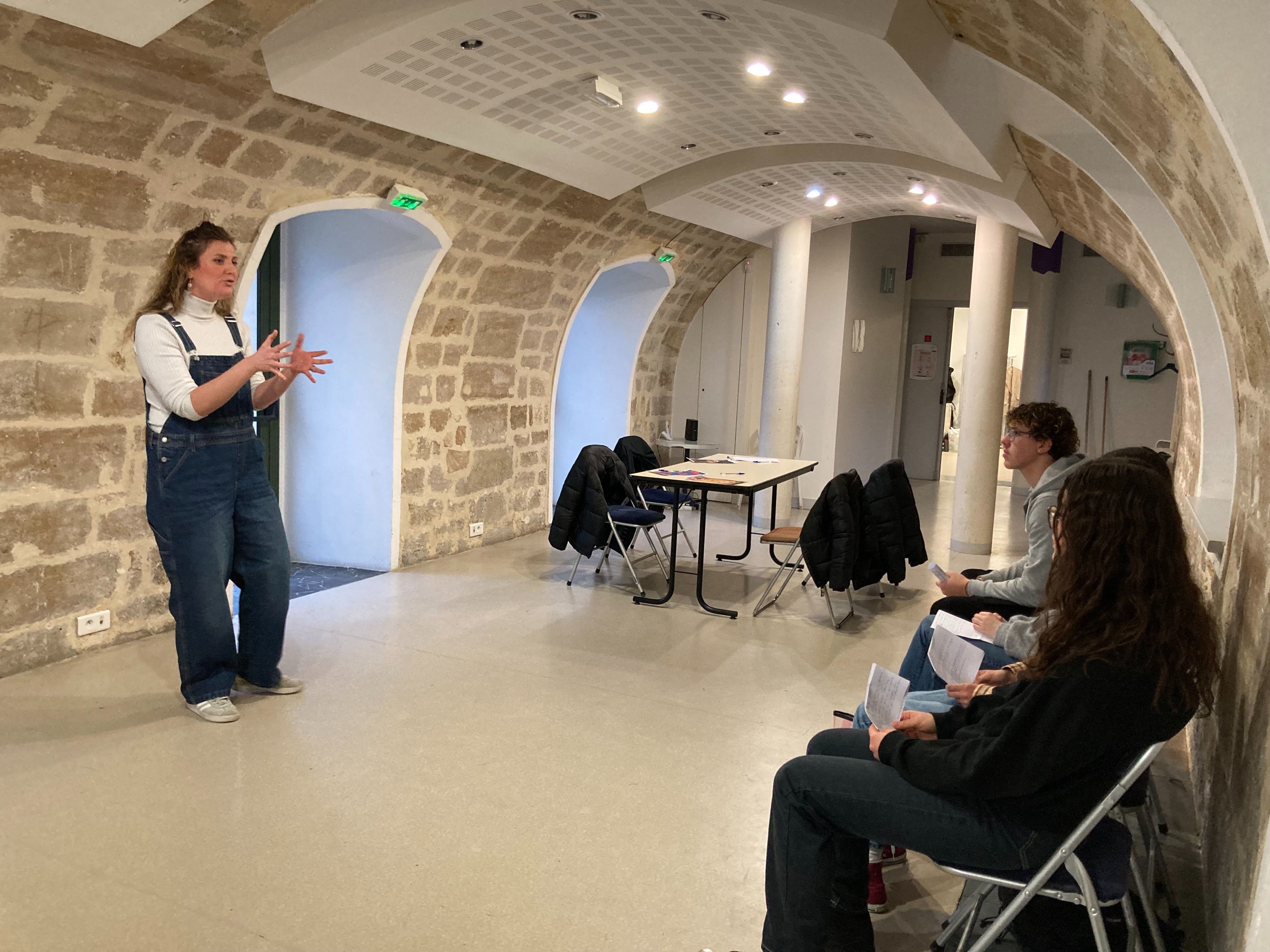 Saint-Ouen-l'Aumone (Val-d'Oise), ce samedi. L'atelier organisé pour les14-18 ans afin de les aider à se préparer aux oraux, était conduit par Amélie Boulnois, comédienne et professeure de théâtre. LP/A.C.