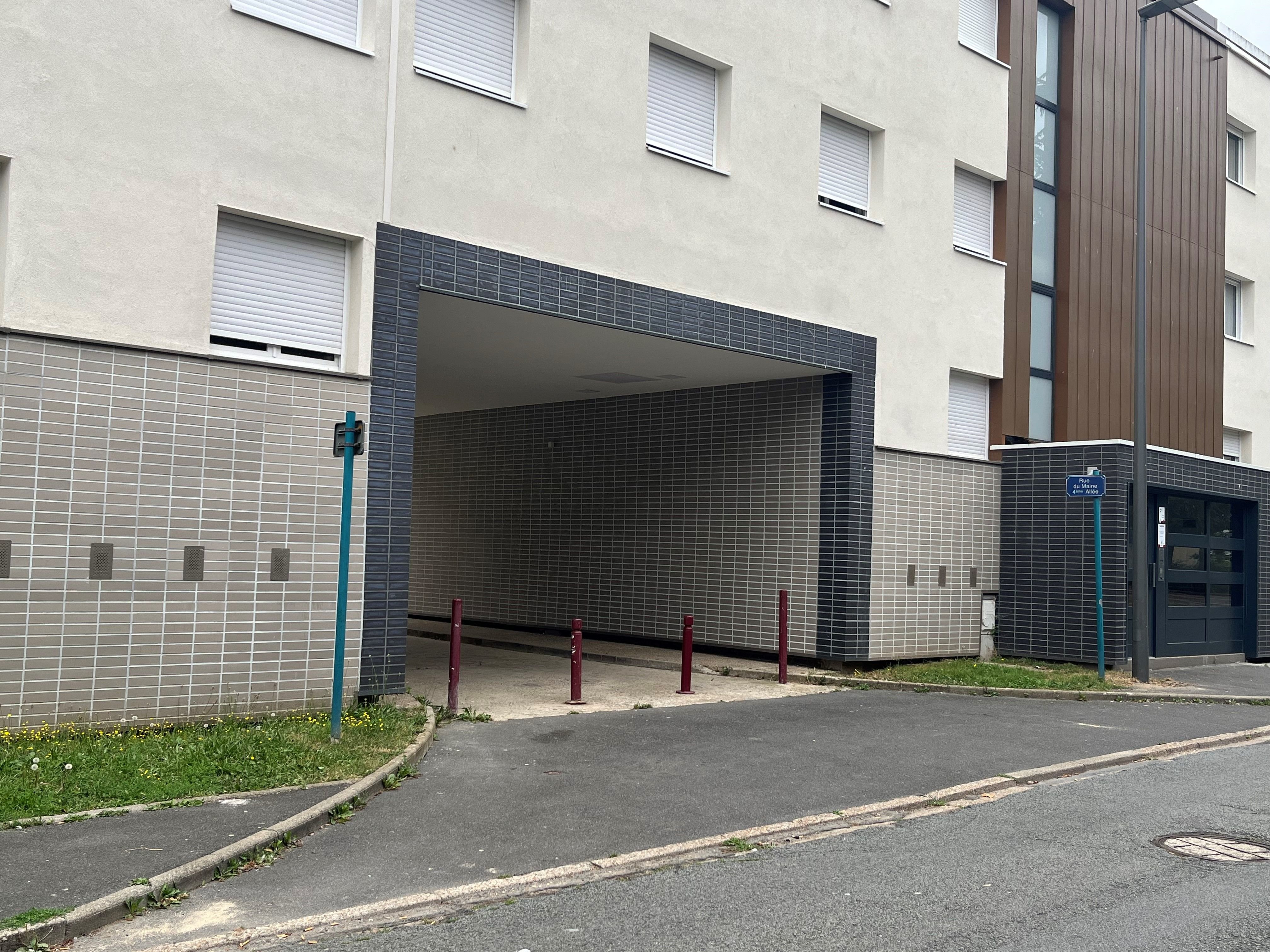 Beauvais, le dimanche 18 août. C'est au pied de cet immeuble de la rue du Maine, où il réside, qu'un habitant a été poignardé à trois reprises par un groupe de jeunes. LP/Patrick Caffin