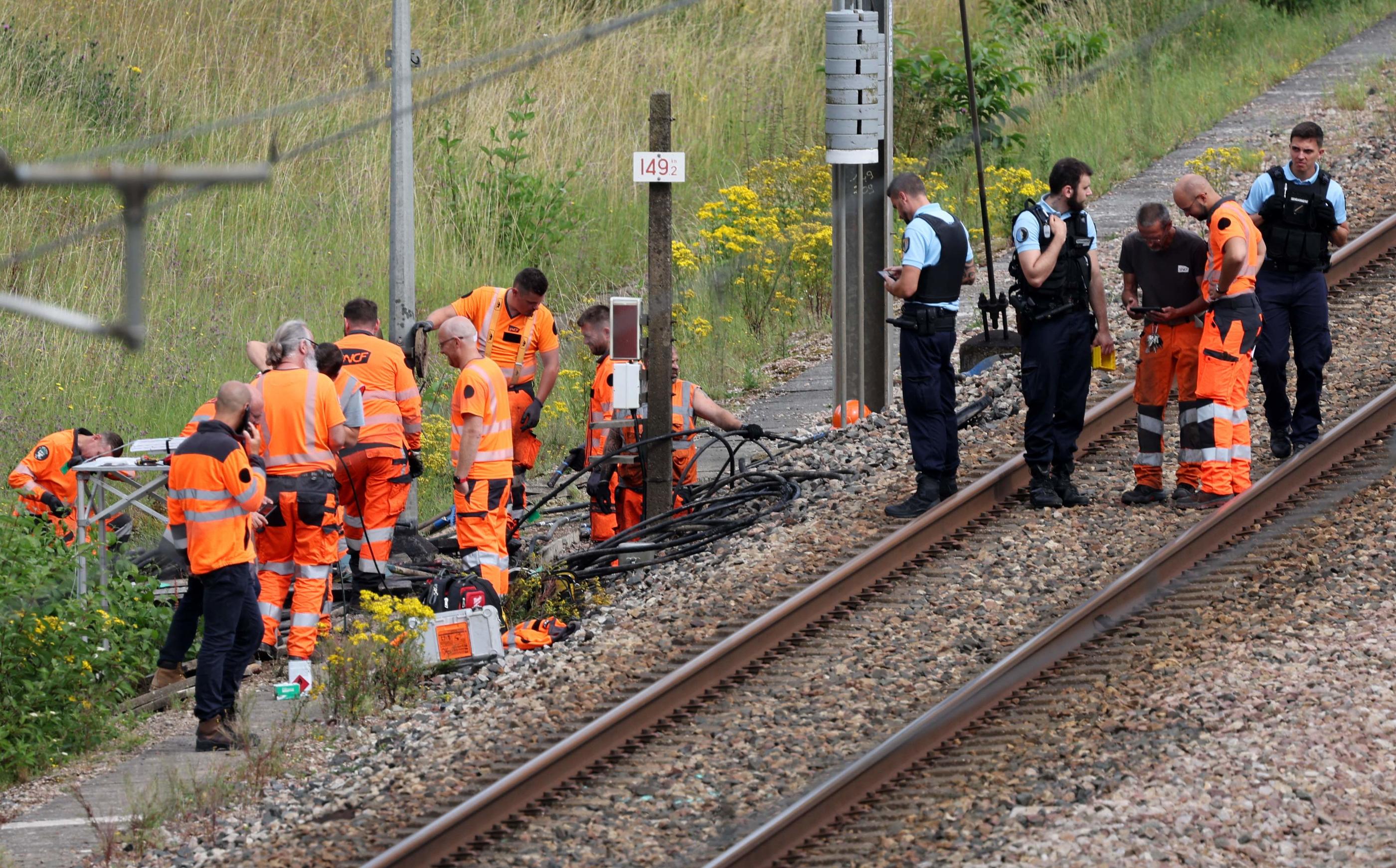 Dans la nuit de jeudi à vendredi, une opération coordonnée a provoqué quatre actes et une tentative de sabotage le long des lignes à grande vitesse desservant les quatre axes principaux du pays, comme ici à Croisilles (Pas-de-Calais). AFP/Denis Charlet