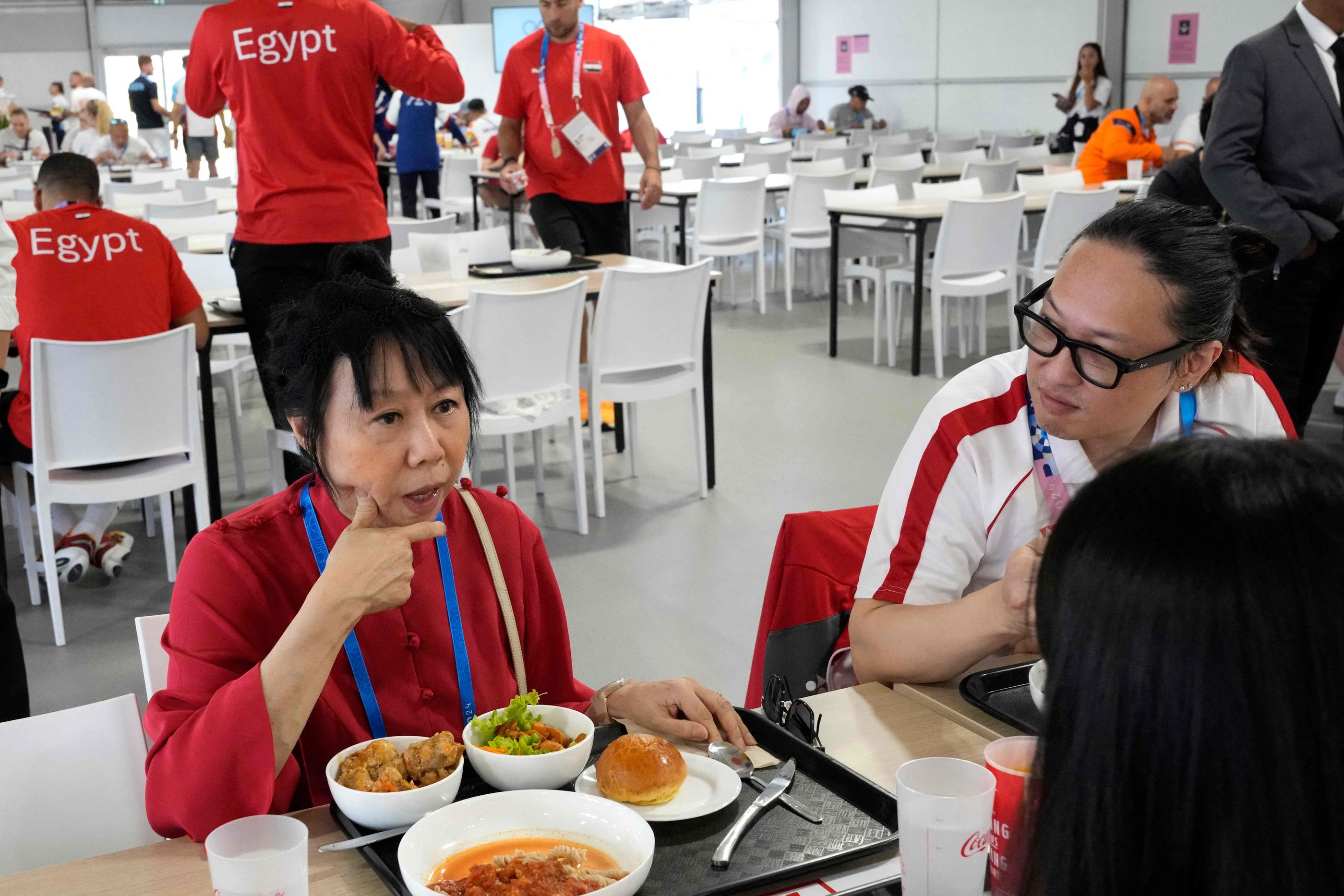 Au restaurant principal du village olympique, ici le mercredi 24 juillet, certains aliments sont en quantité limitée selon plusieurs athlètes. Michel Euler/AFP