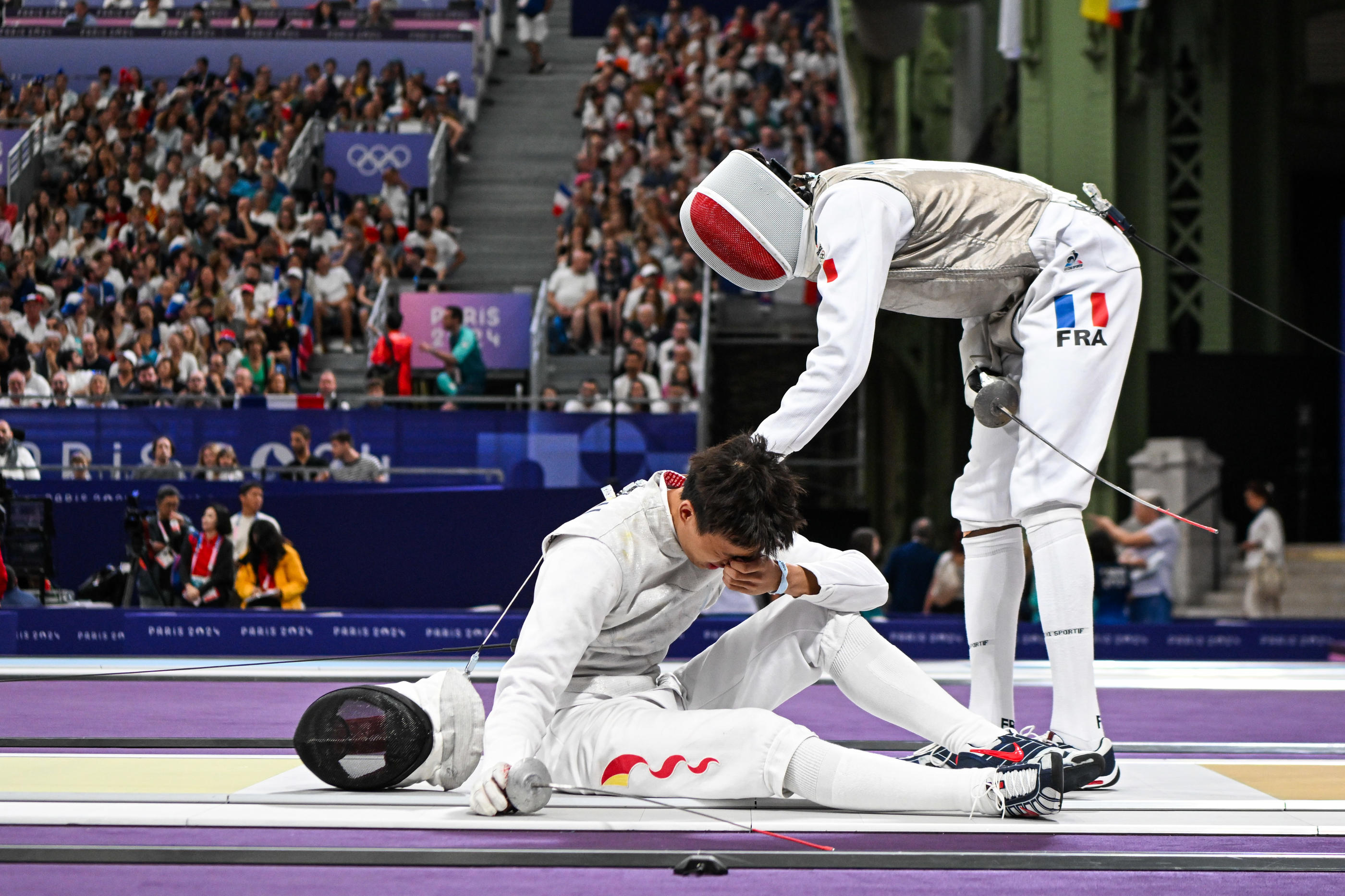 Enzo Lefort et Ziwei Mo se sont télescopés. Le fleurettiste chinois a eu du mal à s'en remettre. Icon sport