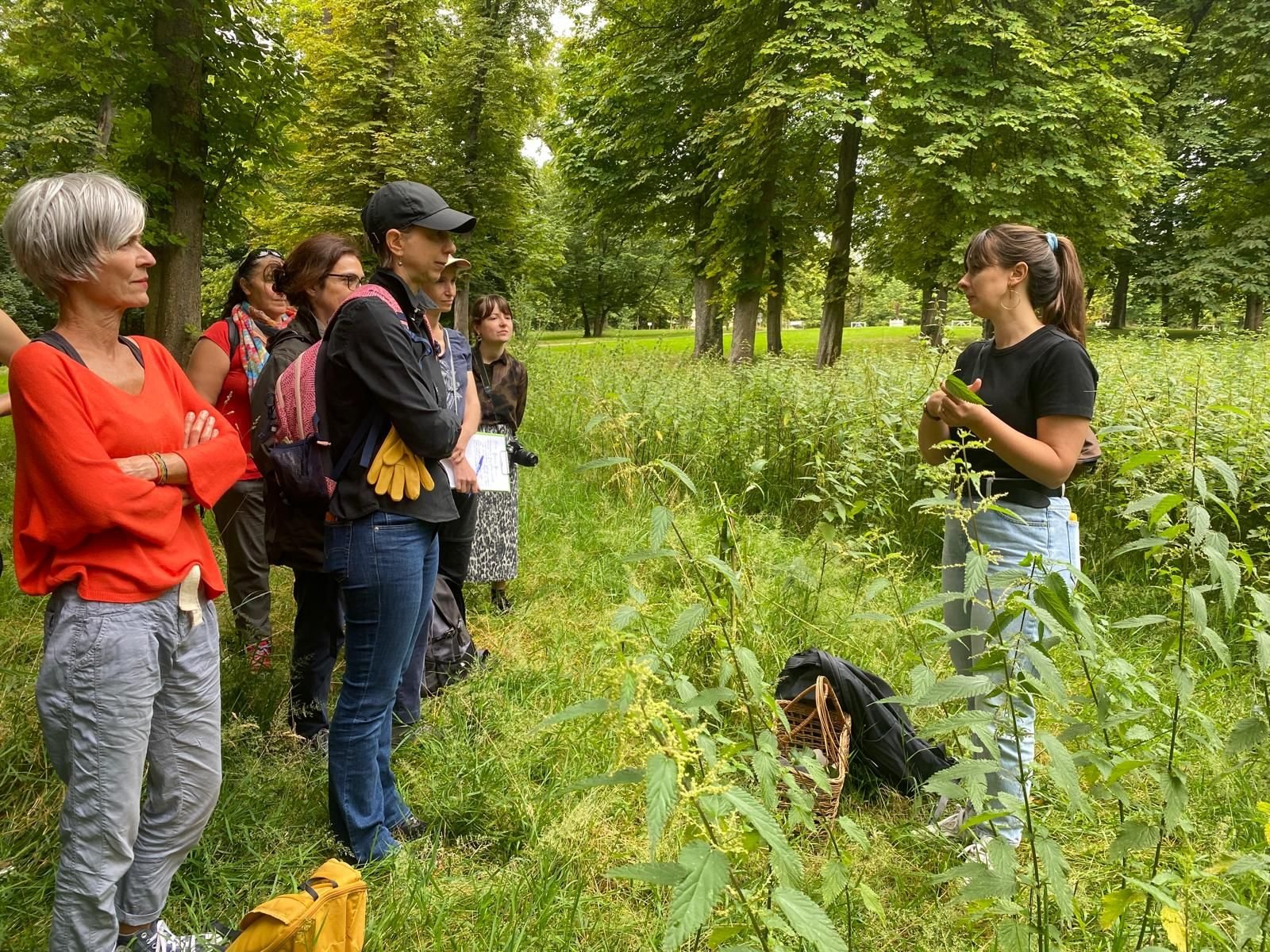 Saint-Cloud (Hauts-de-Seine), ce mardi 9 juillet. Adeline Gravier (à droite) partage ses connaissances sur les plantes sauvages un dimanche sur deux au somaine national de Saint-Cloud. LP/Mathilde Debarre