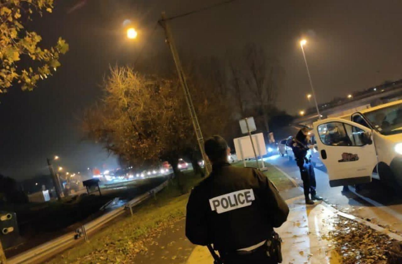 <b></b> Villeparisis, mercredi 9 décembre 2020. Pendant une demi-heure, les policiers ont systématiquement contrôlé chaque automobiliste entrant dans la commune pour protester symboliquement contre les déclarations sur les contrôles au faciès d’Emmanuel Macron.