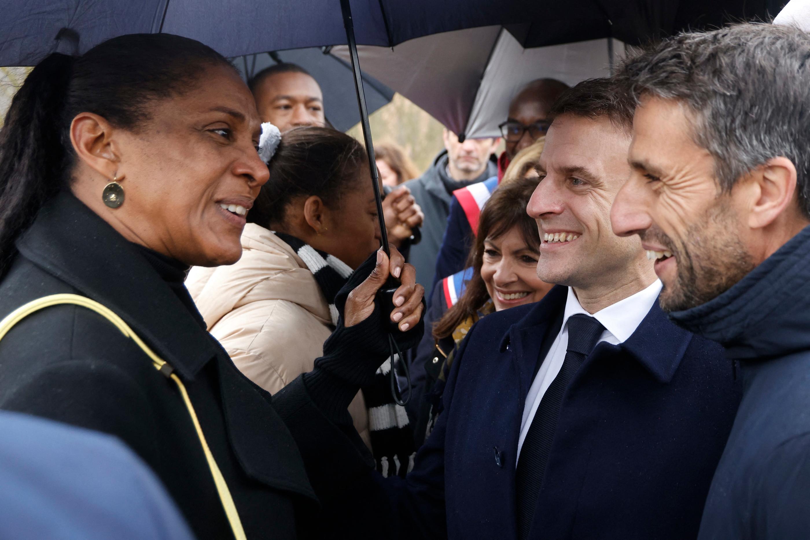Emmanuel Macron et Tony Estanguet saluent Marie-José Pérec lors de l'inauguration du village olympique. (Photo Ludovic Marin/POOL)