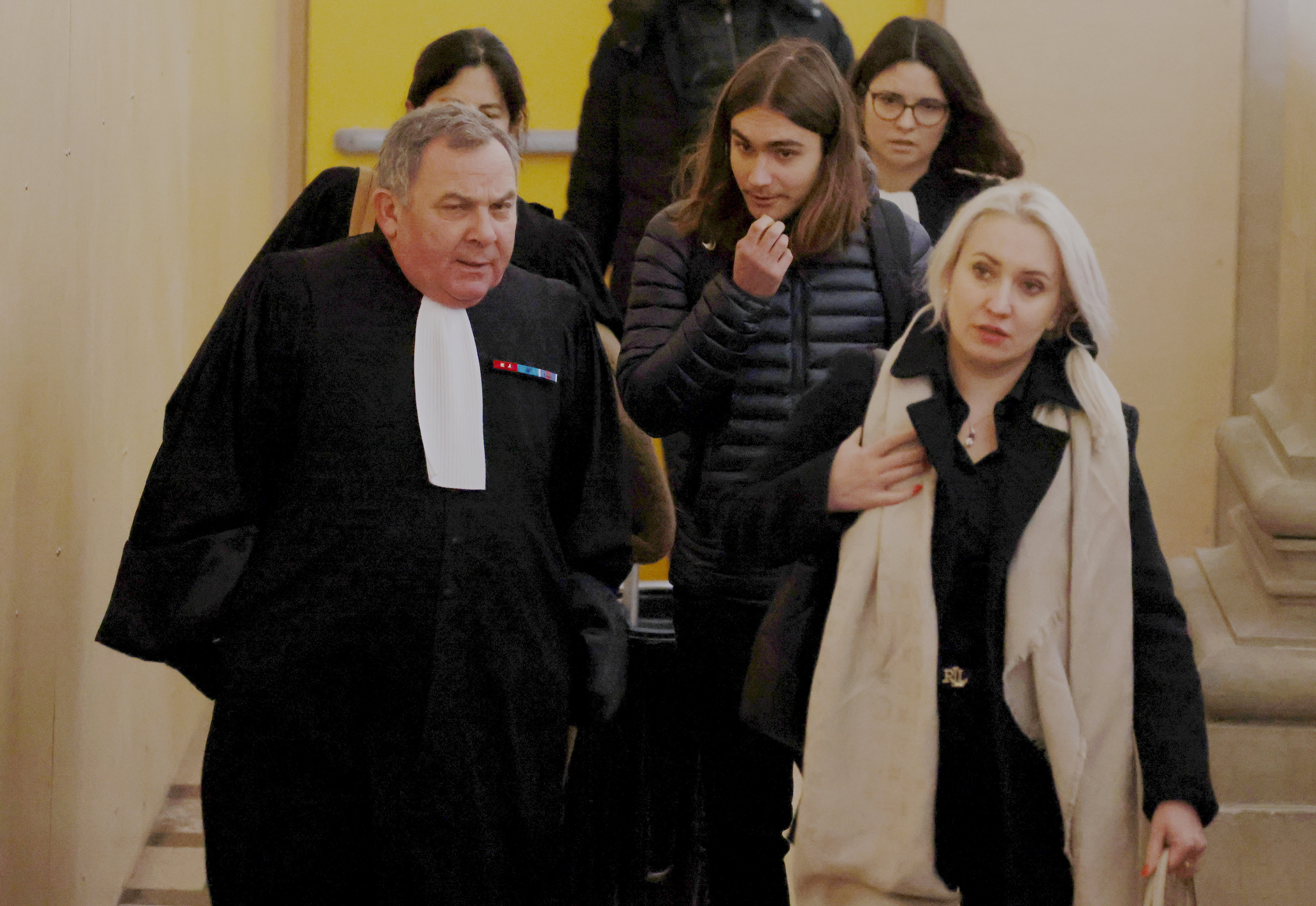 Paris, le 4 décembre. Yuriy, à l'ouverture du procès de ses agresseurs devant la cour d'assises, accompagné de sa mère et de leurs avocats, Mes Francis Szpiner et Marion Coiffier. LP/Olivier Lejeune