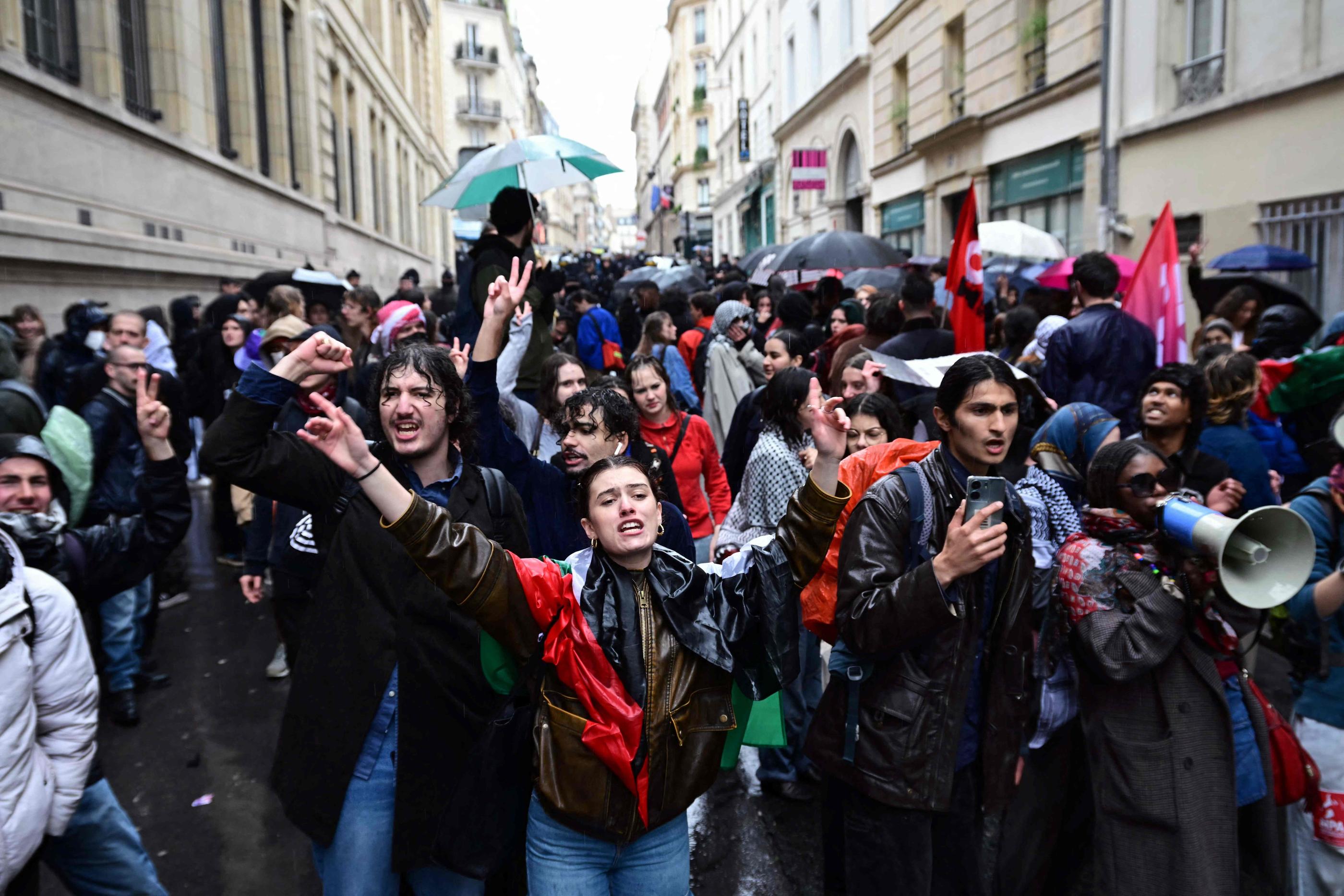 Environ 300 étudiants de la Sorbonne ont manifesté en soutien au peuple palestinien ce jeudi. AFP / MIGUEL MEDINA