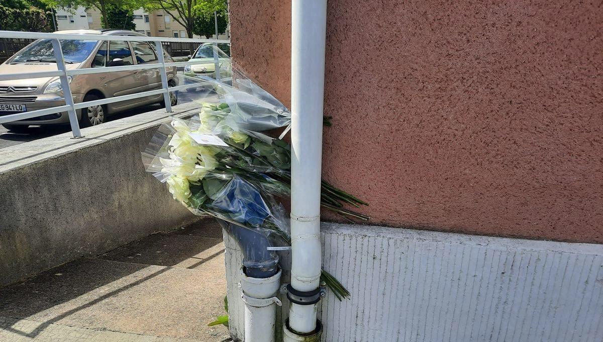Dans le quartier Saint-Denis à Châteauroux, un modeste hommage orne le lieu où le drame a eu lieu, coûtant la vie à l'adolescent de 15 ans. MaxPPP/Radio France/Jérôme Collin
