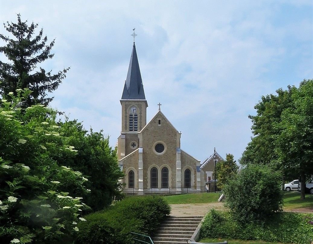 Santeny, cet été. La restauration de l'église Saint-Germain-d'Auxerre, qui était fort dégradée, vient de se 
terminer après deux ans de travaux. DR