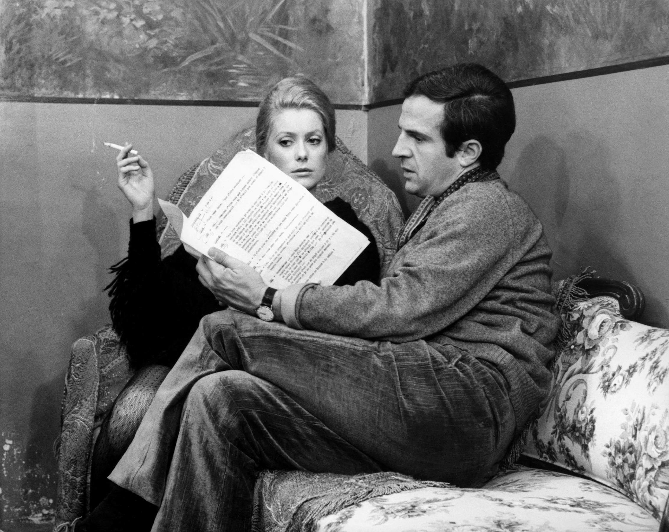 Francois Truffaut et Catherine Deneuve sur le tournage de «la Sirène du Mississipi», en mai 1968. L'actrice et le réalisateur, séducteur invétéré qui avait déjà entretenu une relation amoureuse avec Françoise Dorléac, entament alors une liaison de deux ans. Sipa/Mary Evans