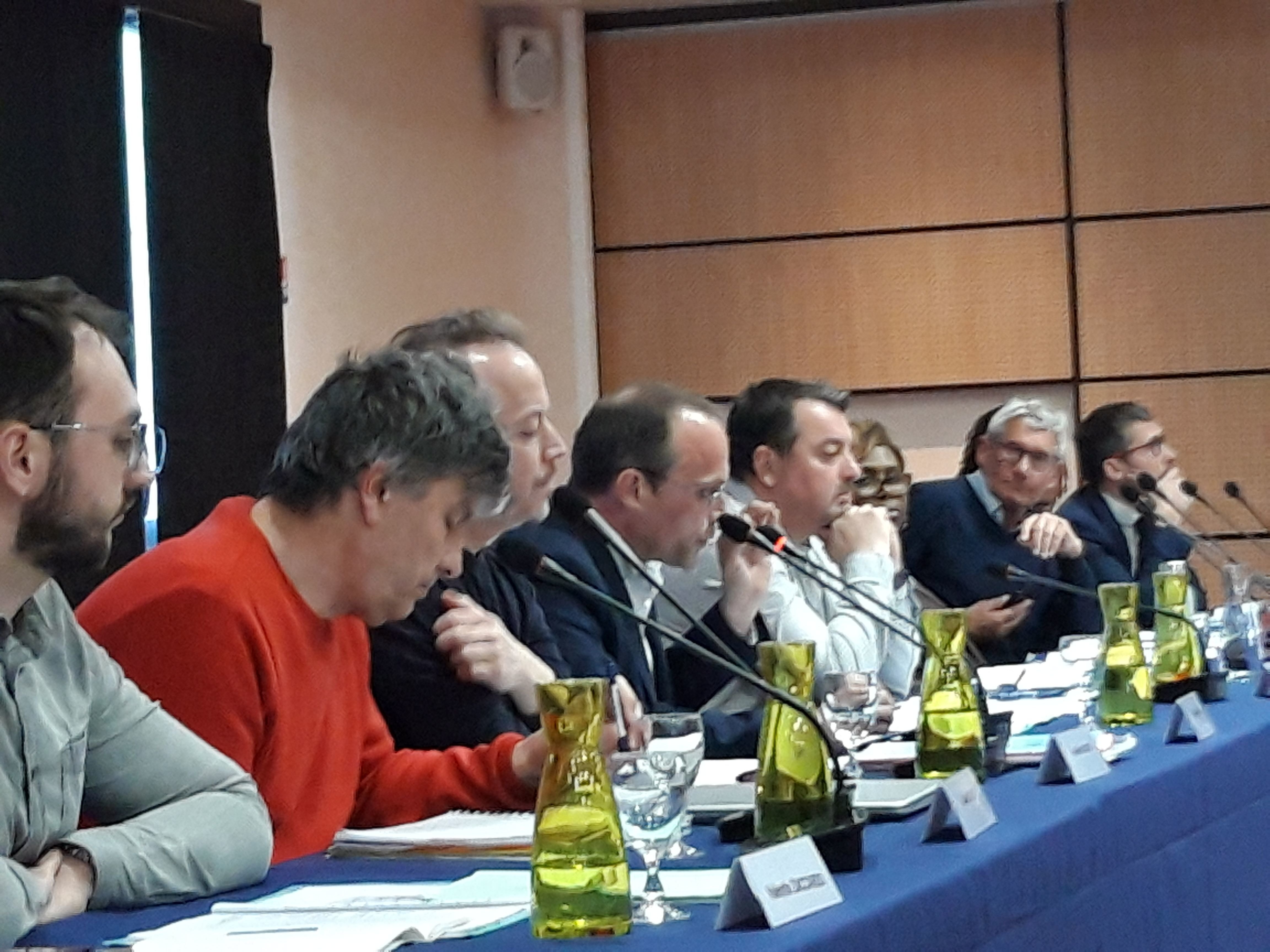 Vaux-le-Pénil (Seine-et-Marne), 16 mai 2023. Elu (Nupes) d'opposition, Julien Guérin (4e en partant de la gauche) s'oppose à cette délibération permettant au maire de signer des marchés publics pouvant aller jusqu’à 5 382 000 euros sans le vote du conseil municipal. LP/Sophie Bordier