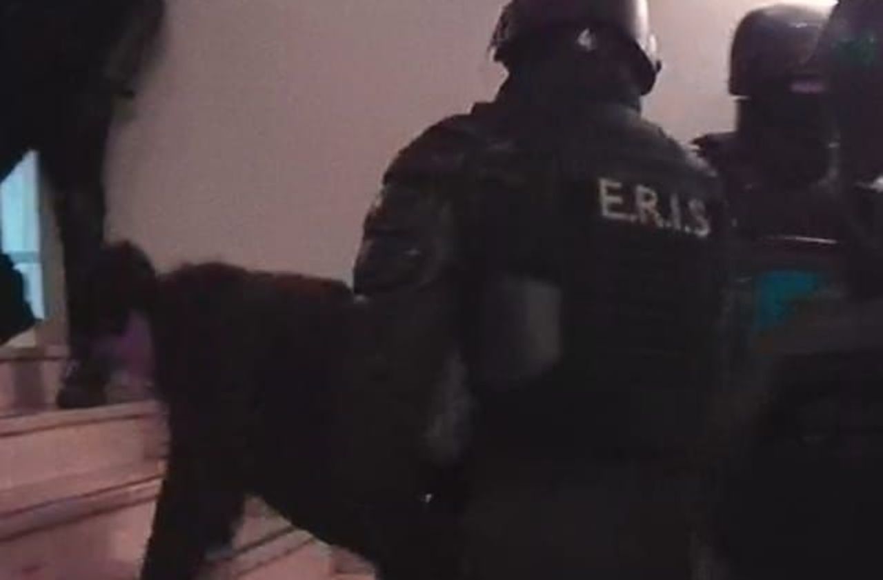 <b></b> Fleury-Mérogis (Essonne), le 22 mars 2020. Un agent de sécurité en intervention à la prison est mis en cause par une vidéo sur laquelle on le voit s’en prendre à un détenu.