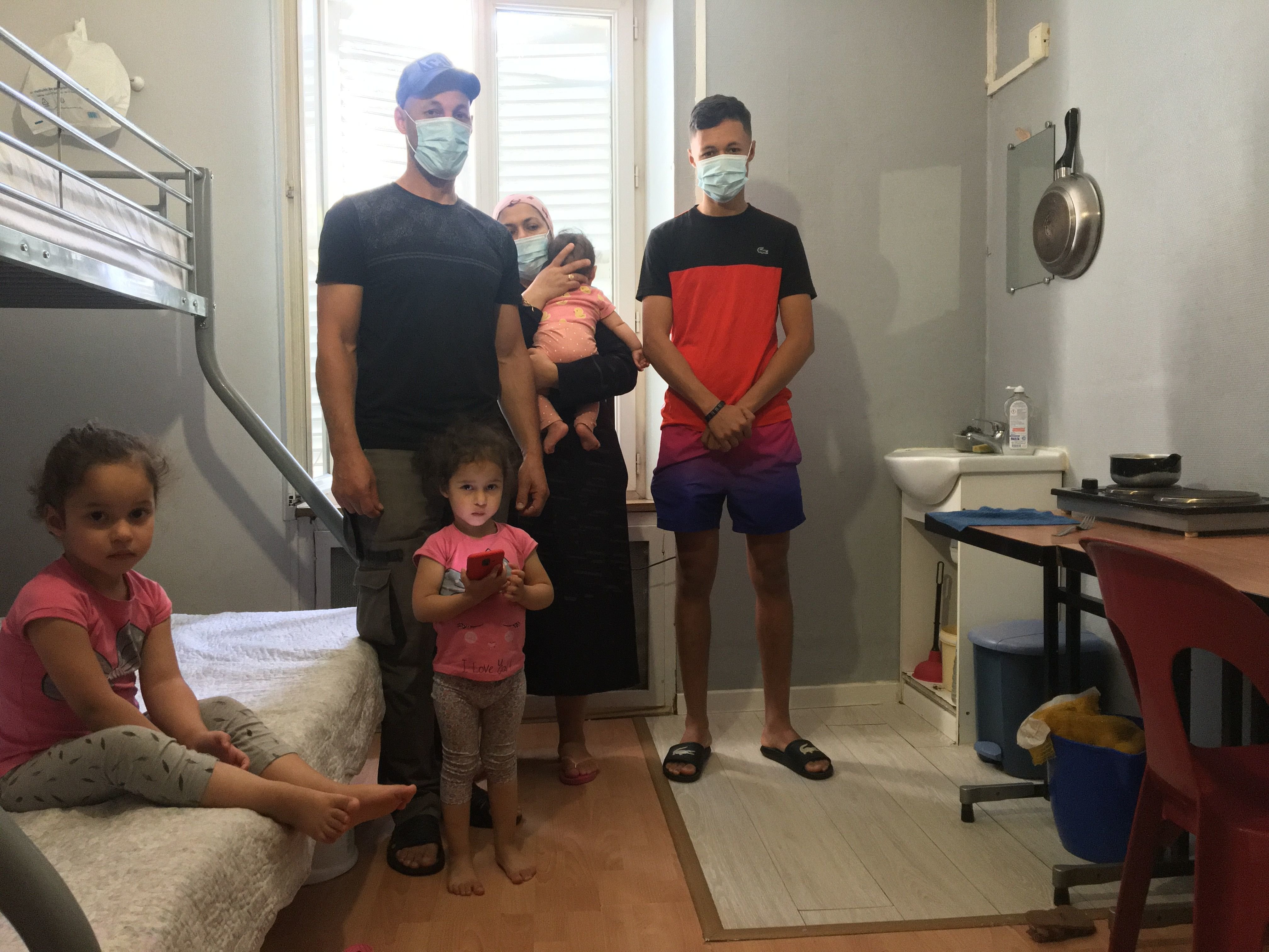 Morangis (Essonne), le 25 août 2021. Six des huit membres de la famille Khedim (avec le papa Hamid debout à gauche), qui vit dans seulement deux chambres d'un logement d'urgence. LP/ Bartolomé Simon