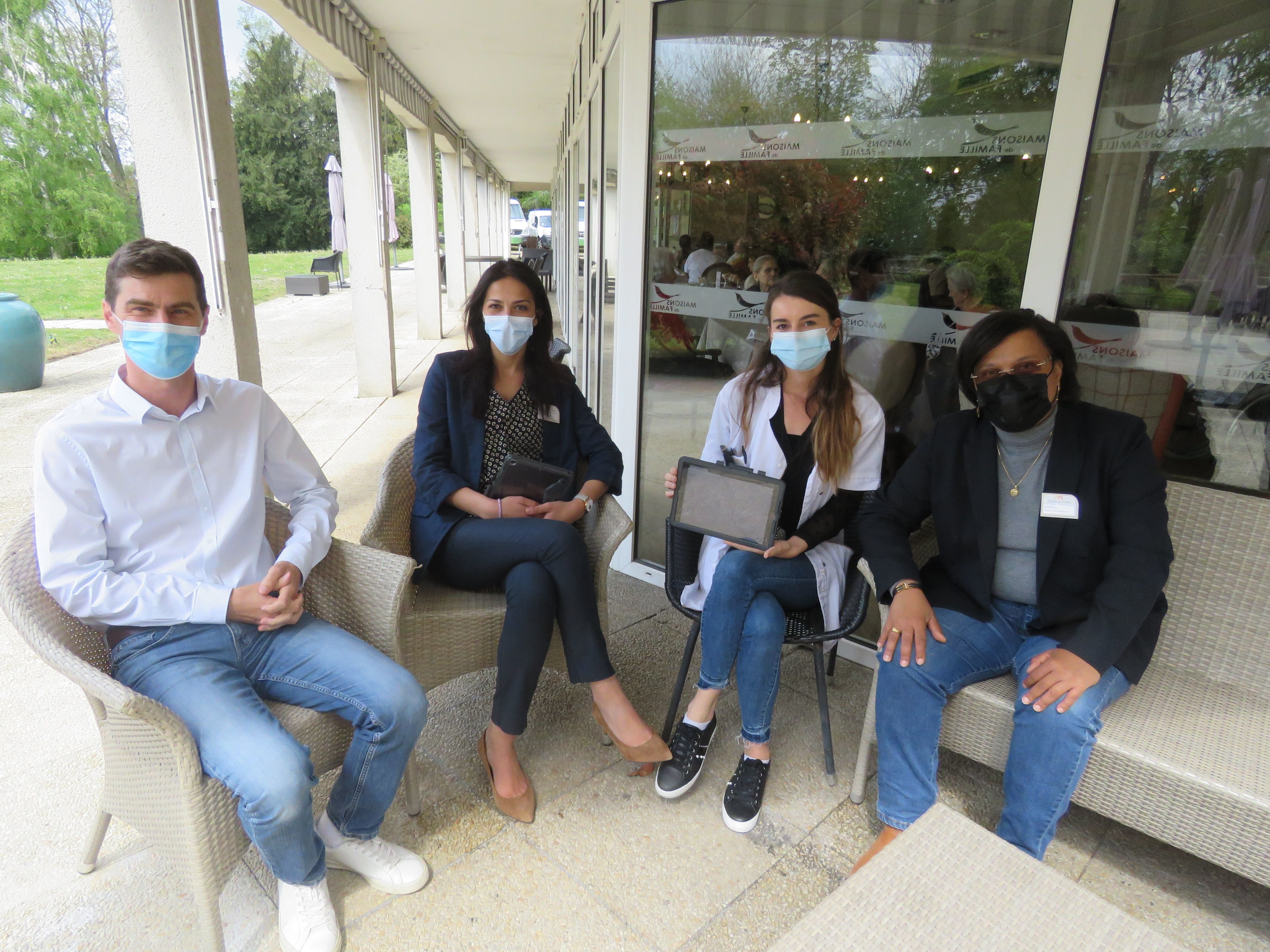 De gauche à droite : Mathieu Humbert, de Géronto 95, Zineb El Btioui, directrice de cet Ehpad, Manon Laurent, infirmière, et le Docteur Nathalie Francius. LP/Julie Olagnol