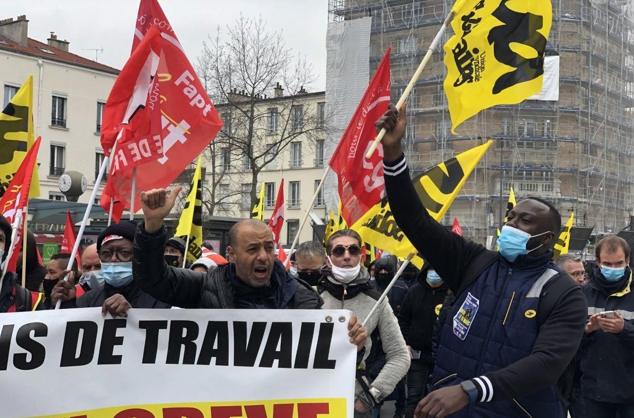 <b></b> Issy-les-Moulineaux, ce mardi. La manifestation, organisée par une intersyndicale Sud Poste, FO et CGT, a rassemblé des postiers d’Ile-de-France, mais aussi d’autres régions.