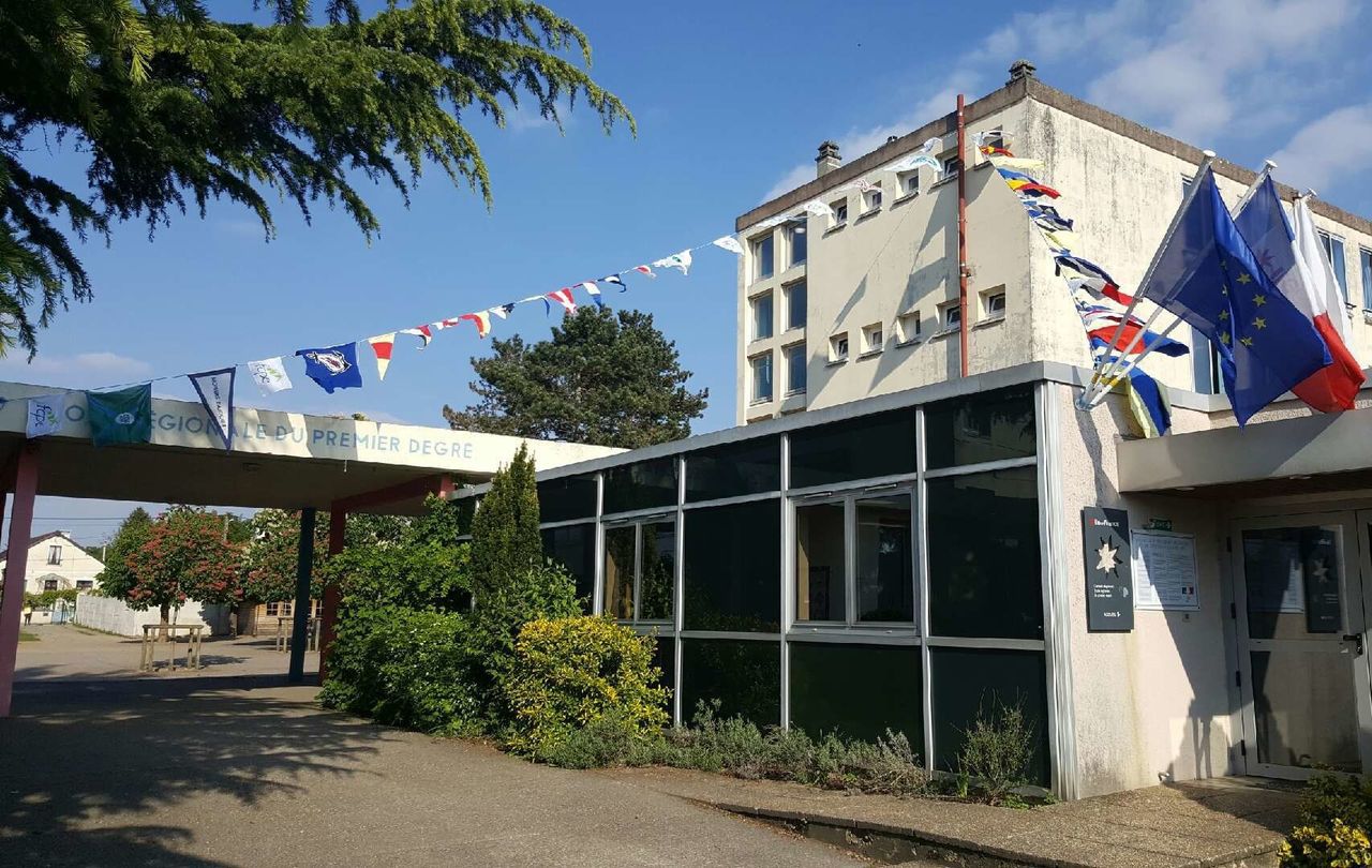 <b></b> Saint-Mammès. L’école régionale de premier degré des enfants de bateliers pavoisée pour le congrès de la FCPE77. 