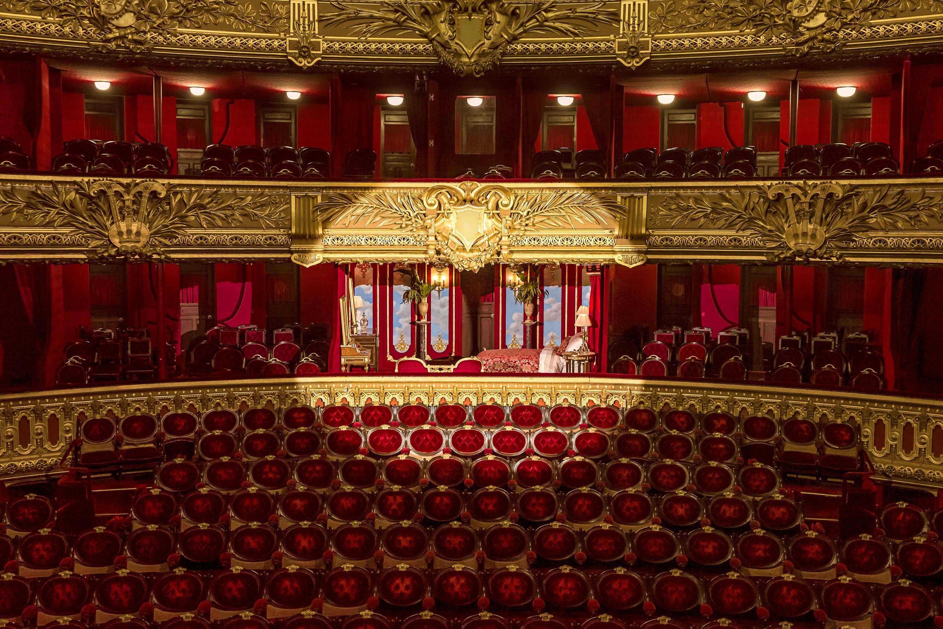 Non, vous ne rêvez pas, c'est bien là, dans la loge d'honneur de l'Opéra Garnier, à Paris (IXe), transformée en chambre à coucher, que vous passerez la nuit du 16 au 17 juillet si vous êtes le premier inscrit à l'offre d'Airbnb. AIRBNB/Thibaut Chapotot