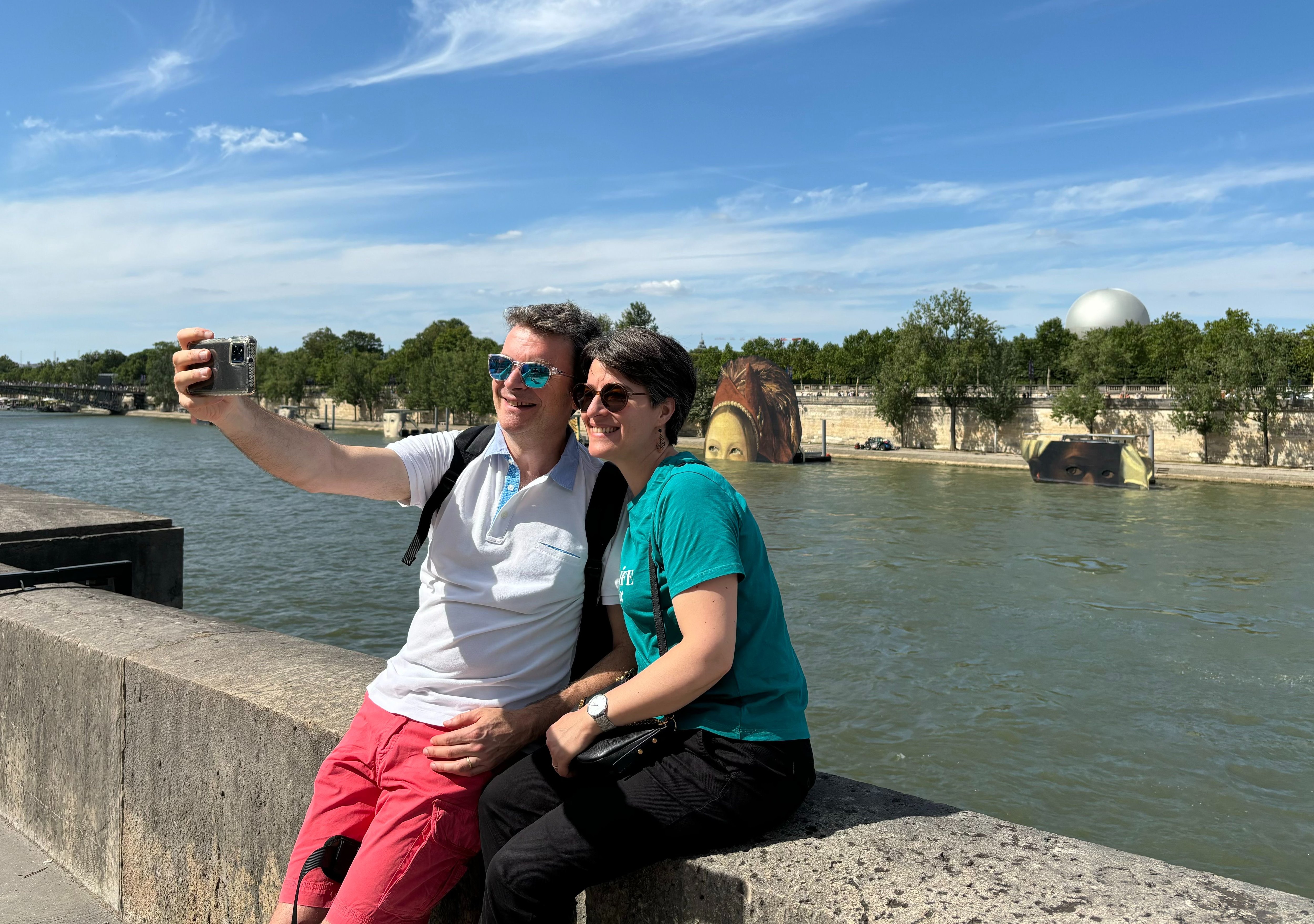 Paris, ce dimanche 28 juillet. Deux jours après la cérémonie d'ouverture des Jeux olympiques, Coraline, 45 ans et Alfredo 53 ans ont refait une partie du parcours pour espérer apercevoir les décors. LP/Cécilia Leriche