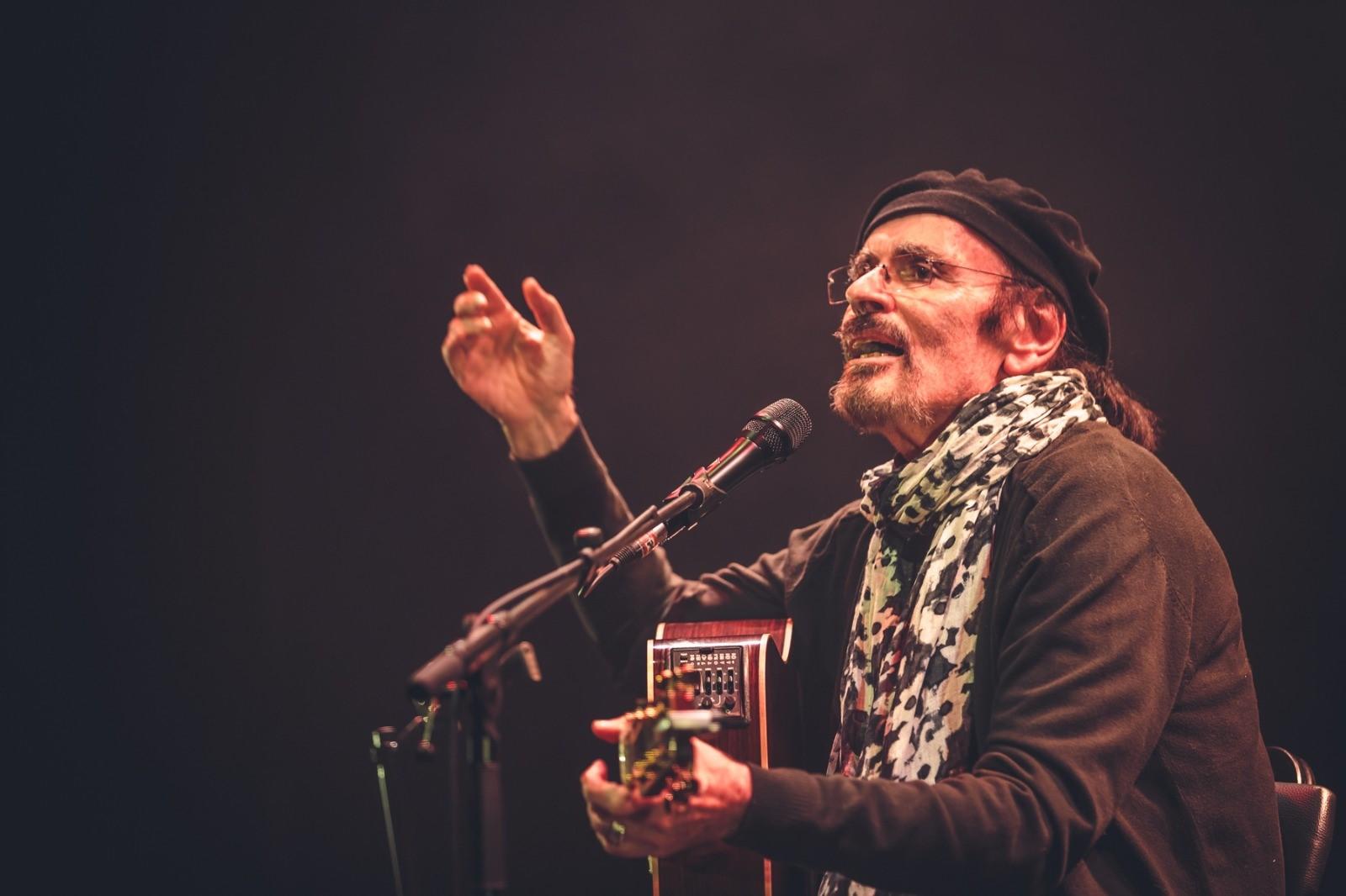 La Rochelle (Charente-Maritime), dimanche 15 juillet. Nicolas Peyrac a reçu une longue ovation après son concert. Antoine Monegier du Sorbier