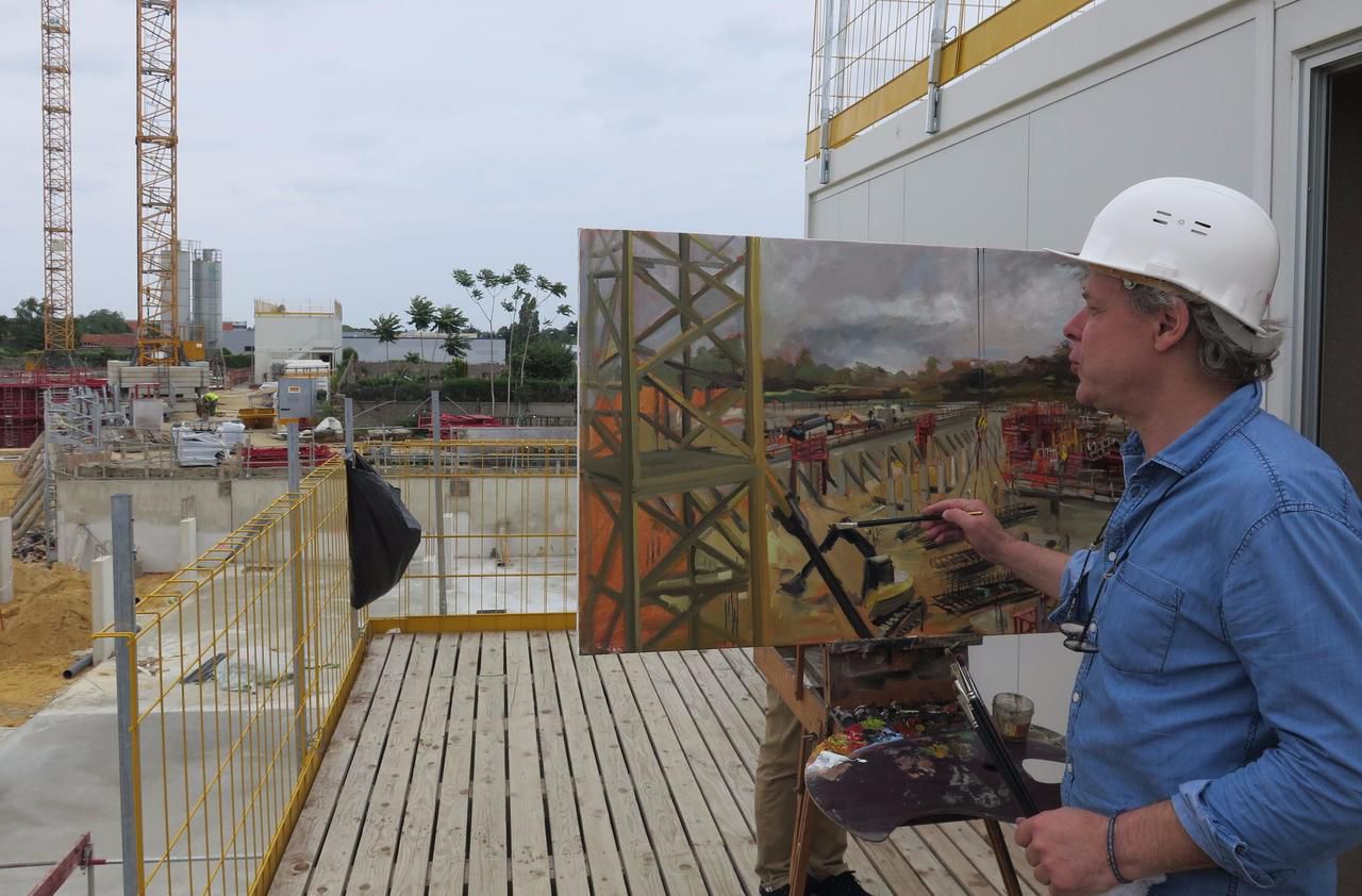 <b></b> Montlhéry, ce mercredi. Le peintre Christophe Debusschere immortalise sur des toiles le chantier mené par la société Outarex sur l’ancienne friche du magasin BHV. 