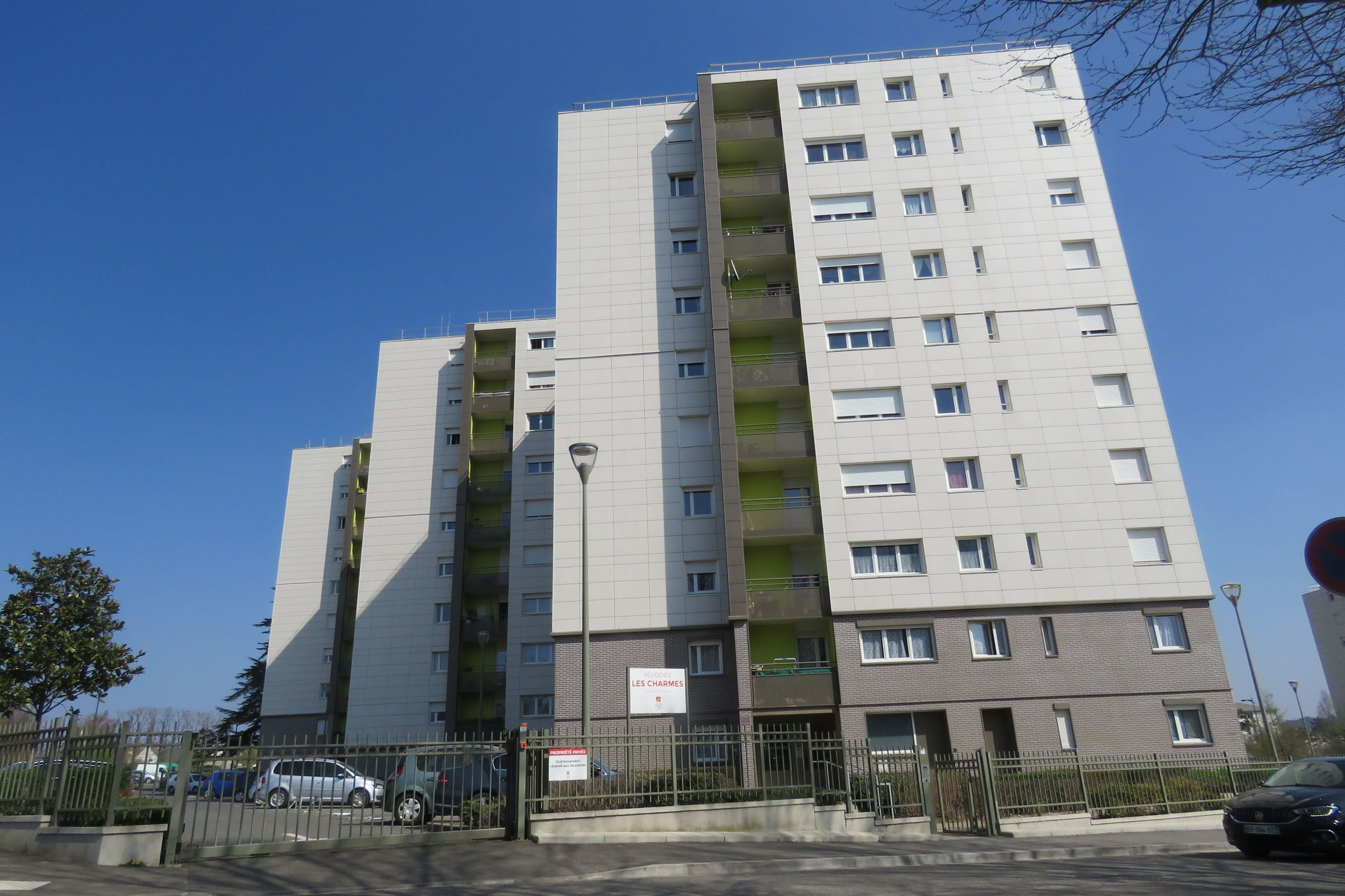 Nemours 26 mars 2022. C'est dans cet immeuble situé rue des Guichettes que les corps sans vie de la maman et de sa fille ont été retrouvés. (LP/Sophie Bordier)