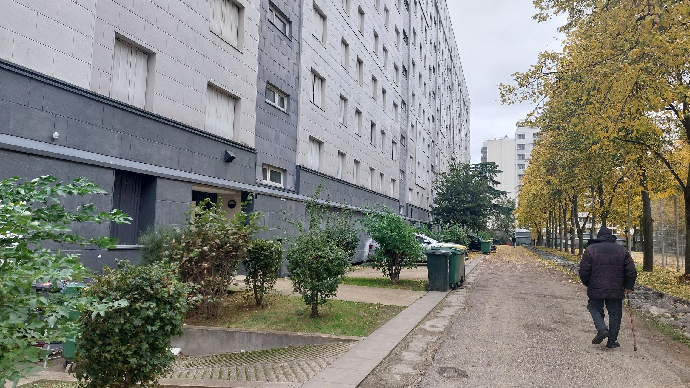 Clamart (Hauts-de-Seine), le 28 octobre 2023. Quatre familles vivent encore dans la barre principale du quartier du Pavé Blanc où le bailleur 3F va procéder à la démolition de 558 logements. LP/Anne-Sophie Damecour