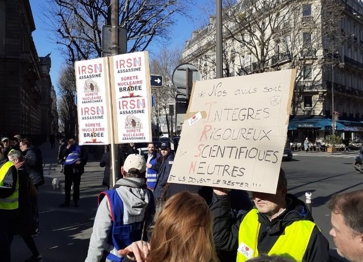 Paris (VIIe), le 20 février 2023. Entre 500 et 600 salariés de l'Institut de radioprotection et de sûreté nucléaire ont manifesté le mois dernier devant le ministère de la Transition énergétique contre la suppression annoncée de leur établissement. DR