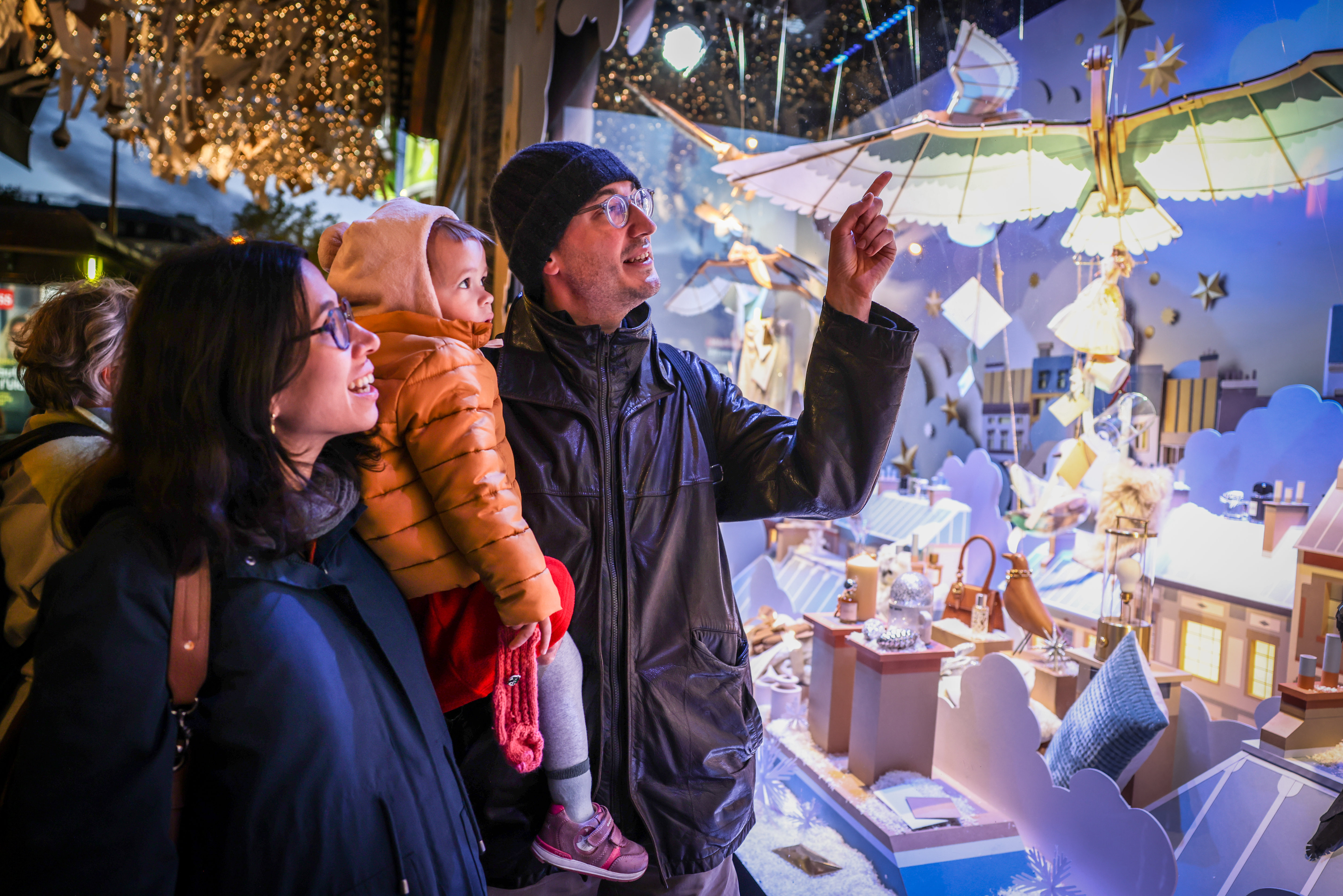 Paris (IXe), jeudi 9 novembre. Roman, sa femme Anna et leur petite fille Diane, 2 ans, ont été parmi les premiers à découvrir les vitrines de Noël du Printemps-Haussmann. LP/Fred Dugit