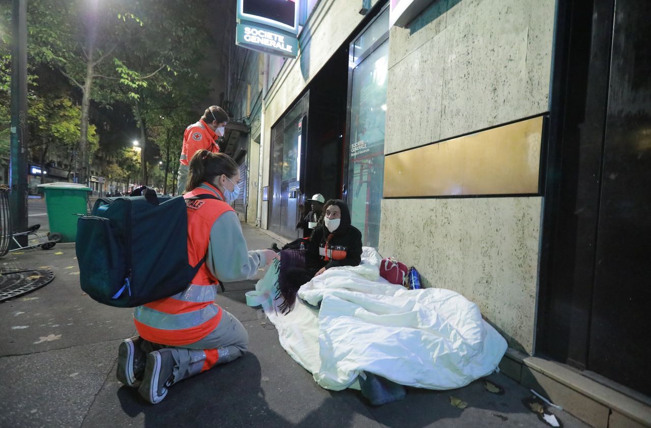 <b></b> Paris (XVIIIe). Thermos en main, quatre bénévoles de la Croix-Rouge et leur chef d’équipe sillonnent les rues de la capitale à la rencontre des sans-abri.