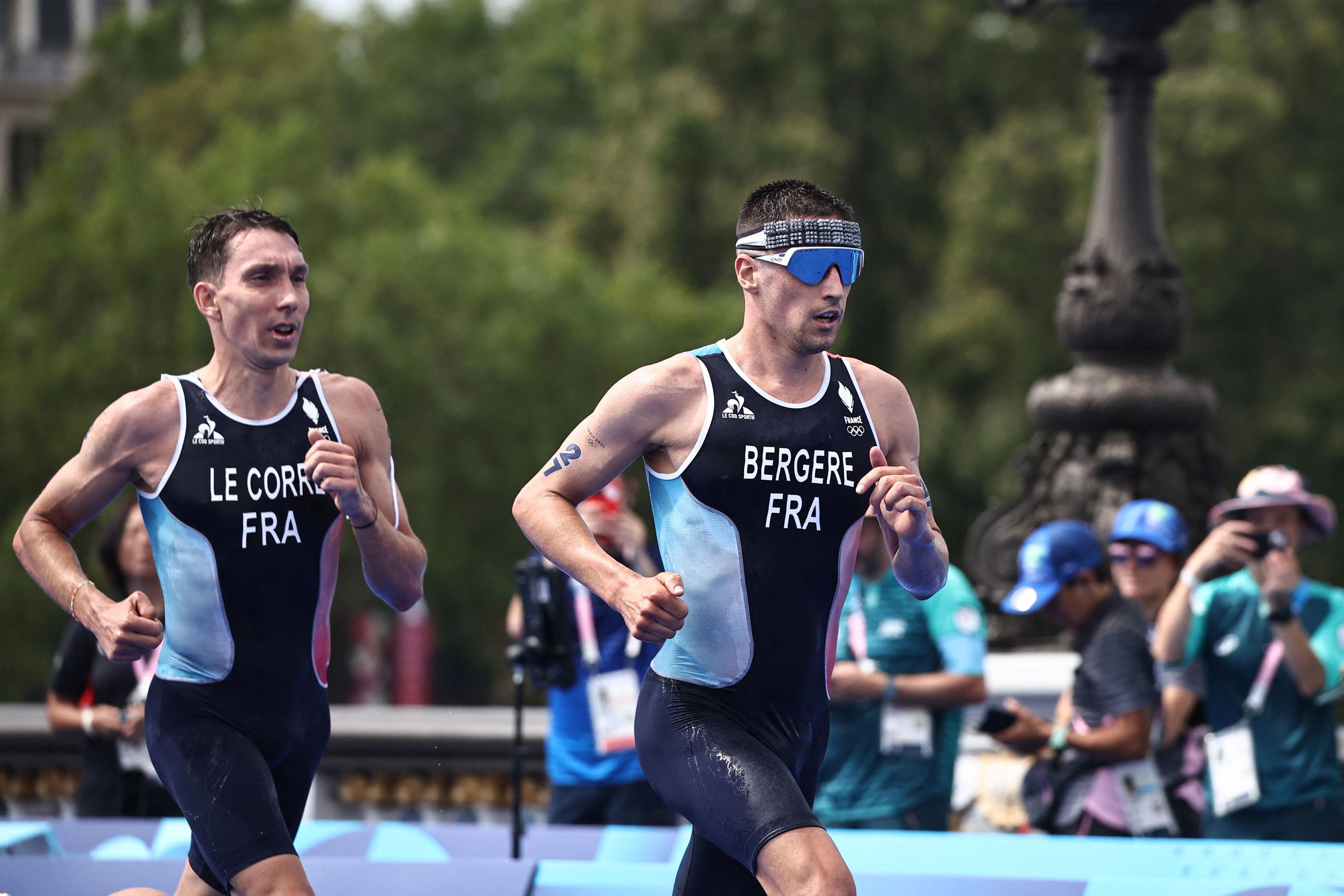 Pierre Le Corre et Léo Bergère font parti des quatre triathlètes retenus pour participer au relais mixte des Jeux de Paris. Avec Cassandre Beaugrand et Emma Lombardi, ils rêvent de décrocher une nouvelle médaille. Anne-Christine POUJOULAT/AFP