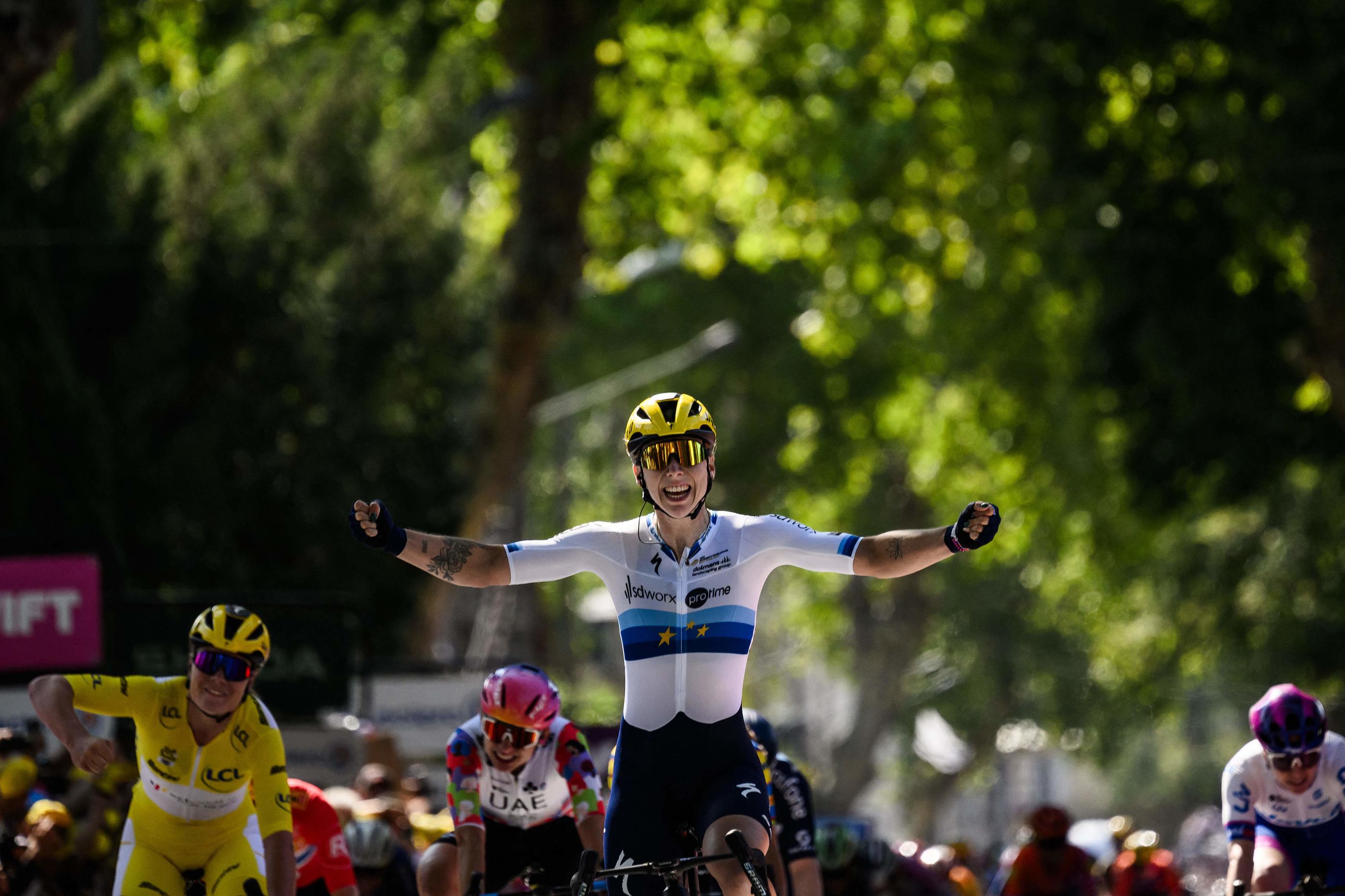Lorena Wiebes s'impose au sprint lors de la 3e étape du Tour de France femmes. AFP/Jeff Pachoud