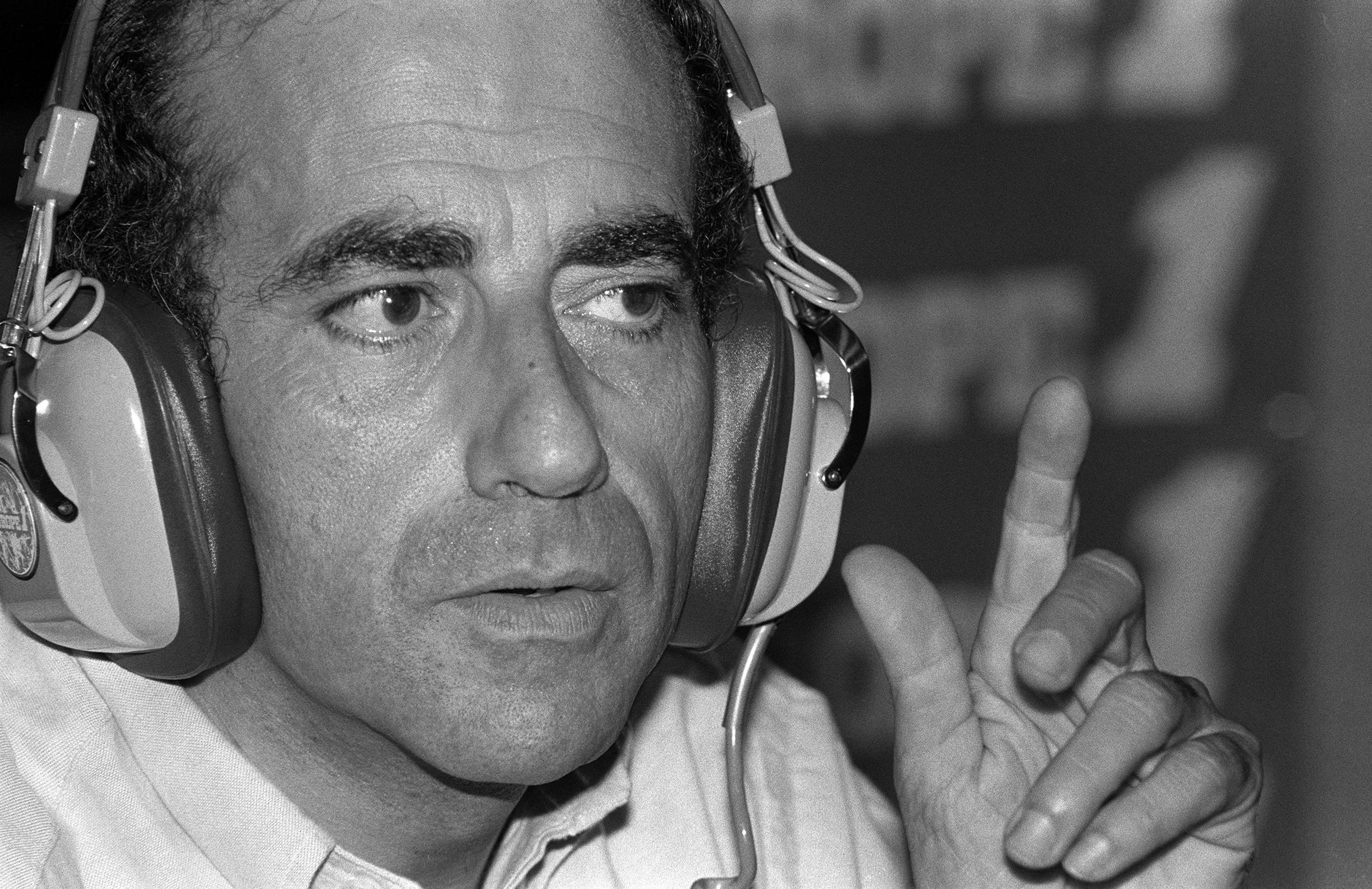 Jean-Pierre Elkabbach dans les studios d'Europe 1, à Paris, le 16 septembre 1982. Photo by Patrick Kovarik/AFP