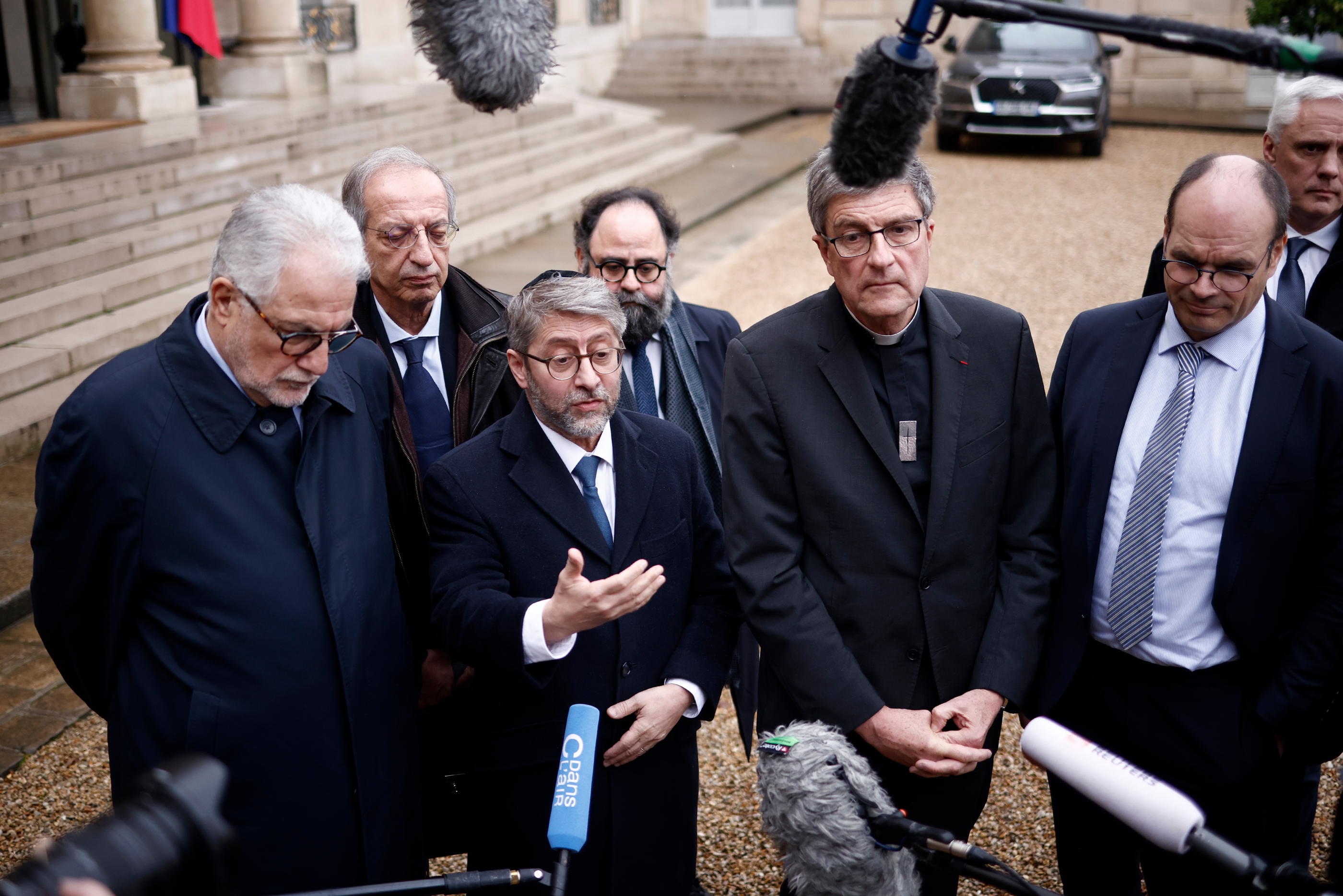 Les représentants religieux (au centre, le grand rabbin de France, Haïm Korsia), à l'issue d'un entretien avec le président de la République, le 13 novembre 2023. EPA/Yoan Valat