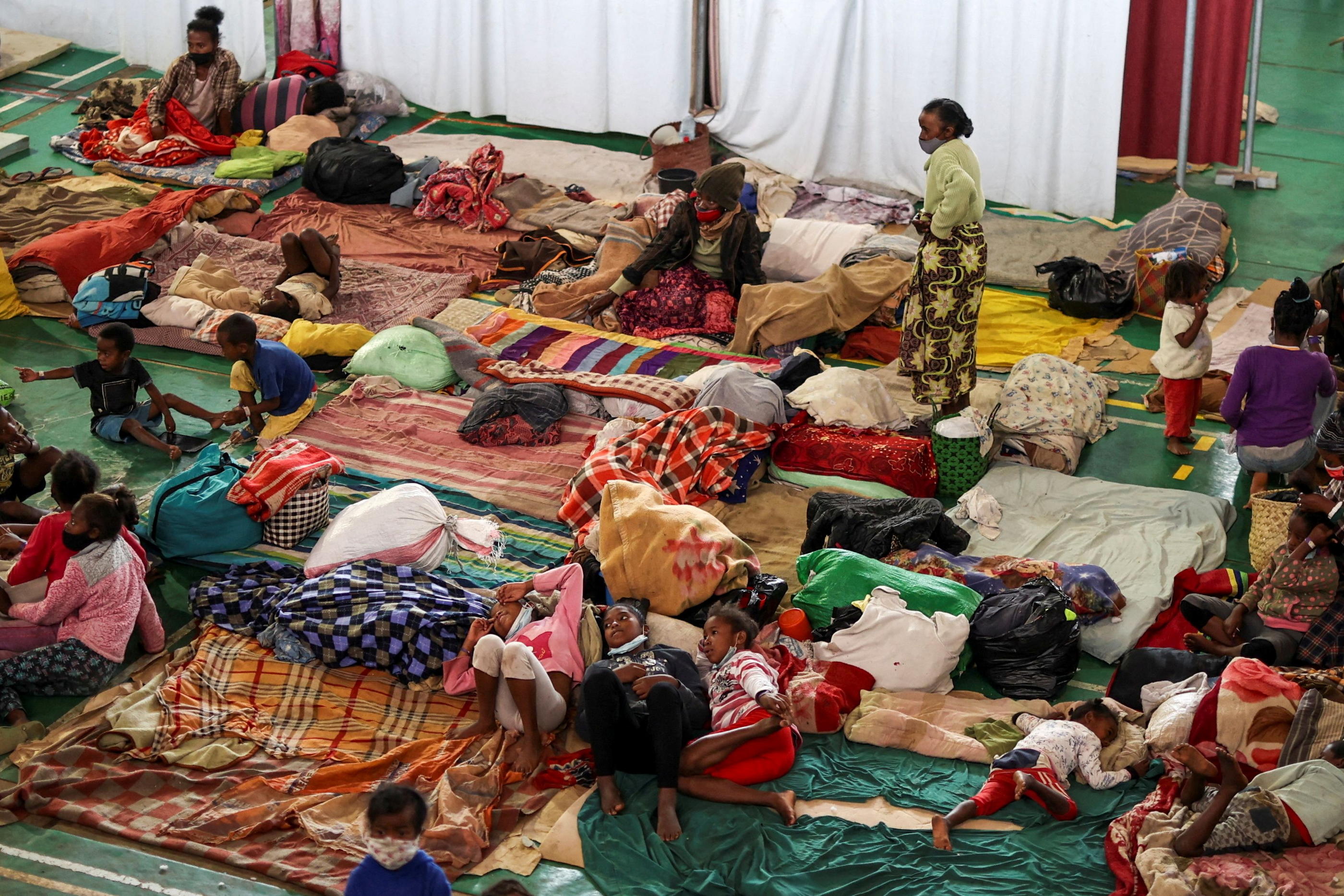 De nombreuses personnes ont été obligées de se réfugier dans des abris pendant le passage du cyclone Batsirai. REUTERS/Alkis Konstantinidis